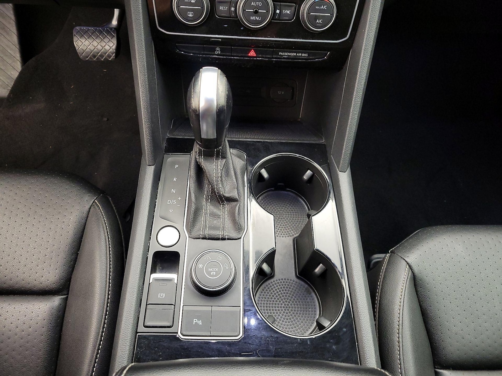 2023 Volkswagen Atlas SE w/Tech - Photo 18