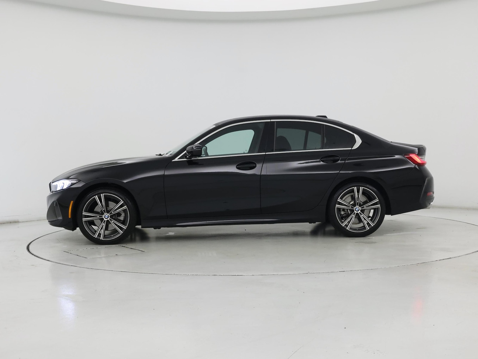 2024 BMW 3 Series 330i - Photo 4
