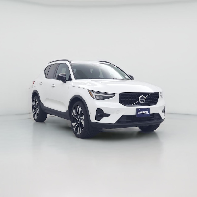 2025 Volvo XC40 B5 Plus Dark Theme