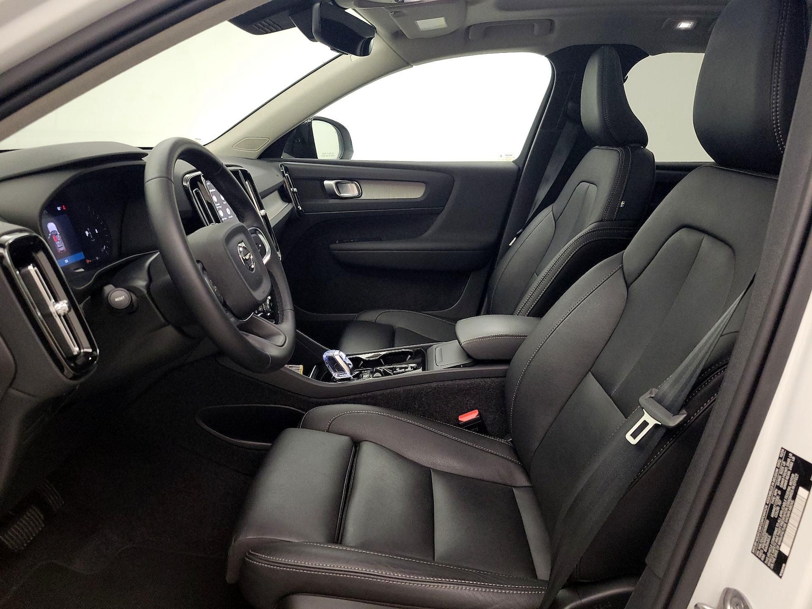 2025 Volvo XC40 Plus - Photo 12
