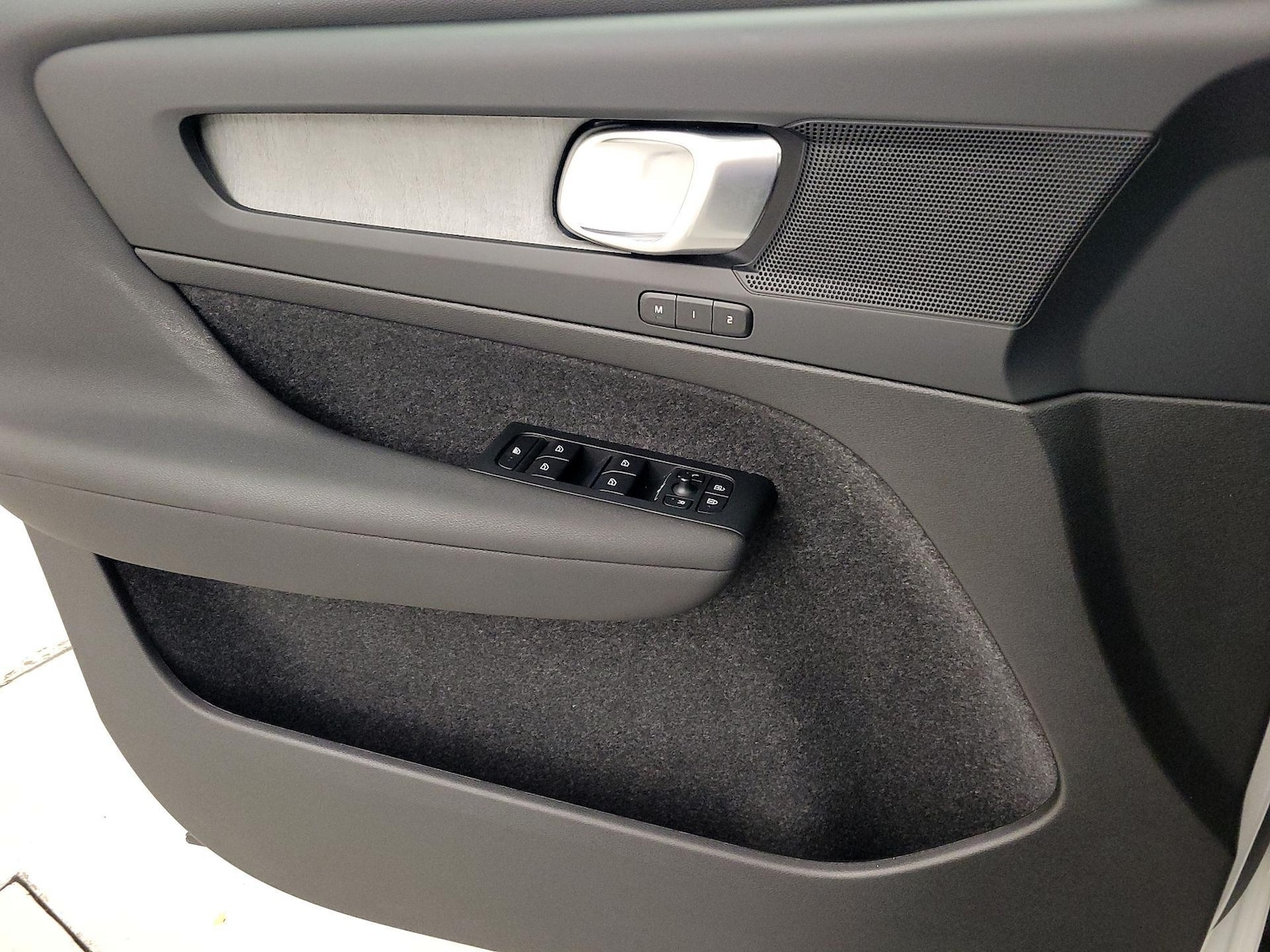 2025 Volvo XC40 Plus - Photo 13