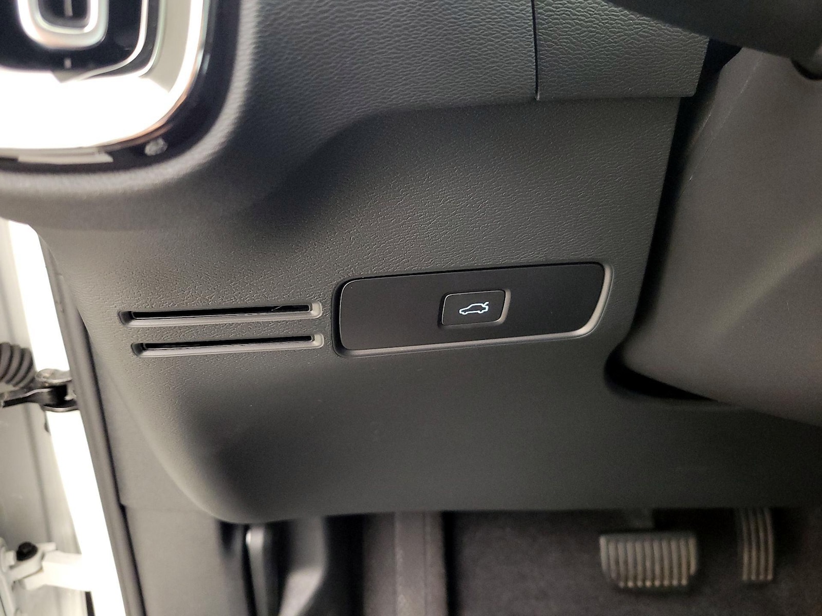 2025 Volvo XC40 Plus - Photo 14