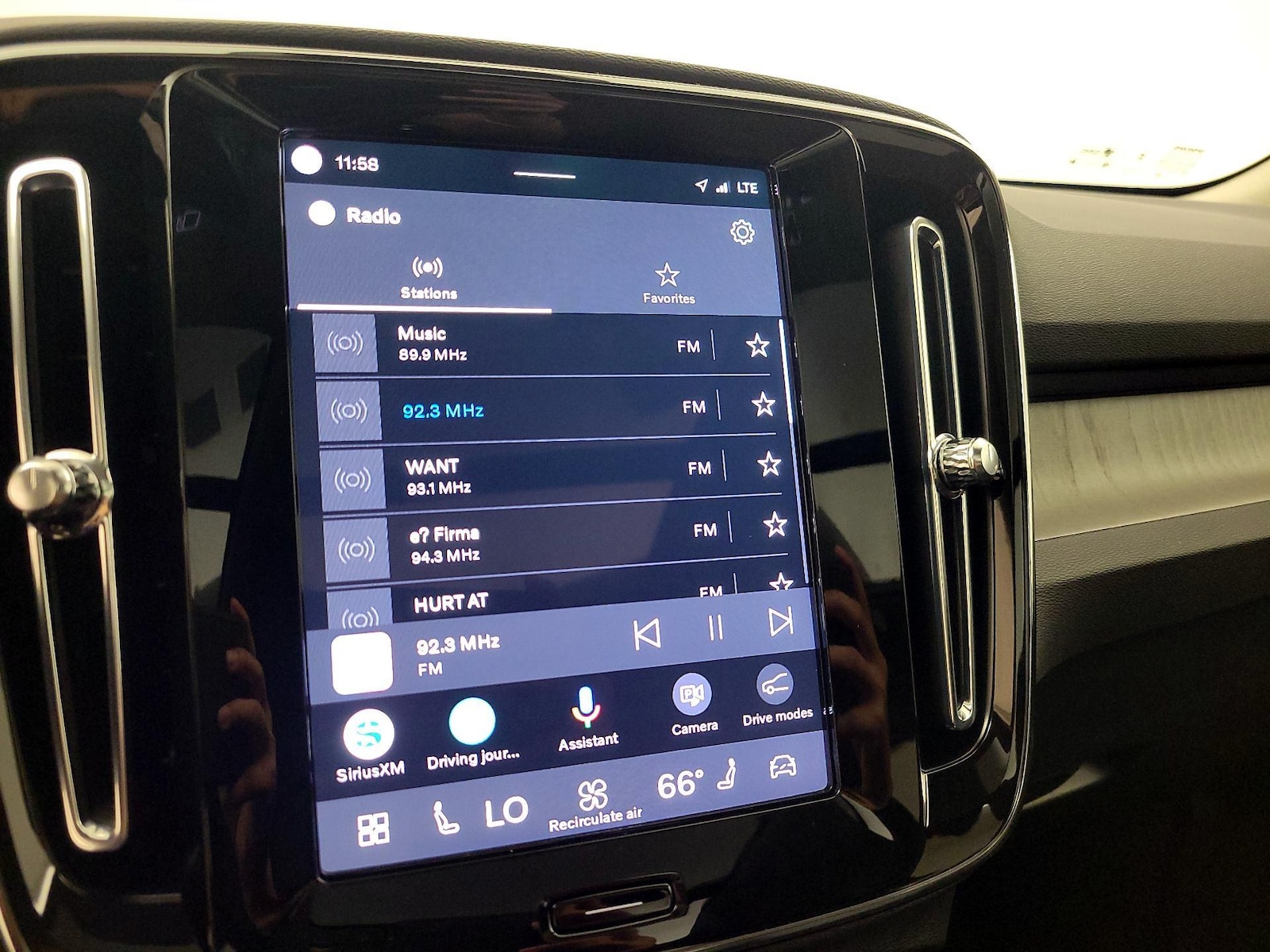 2025 Volvo XC40 Plus - Photo 17