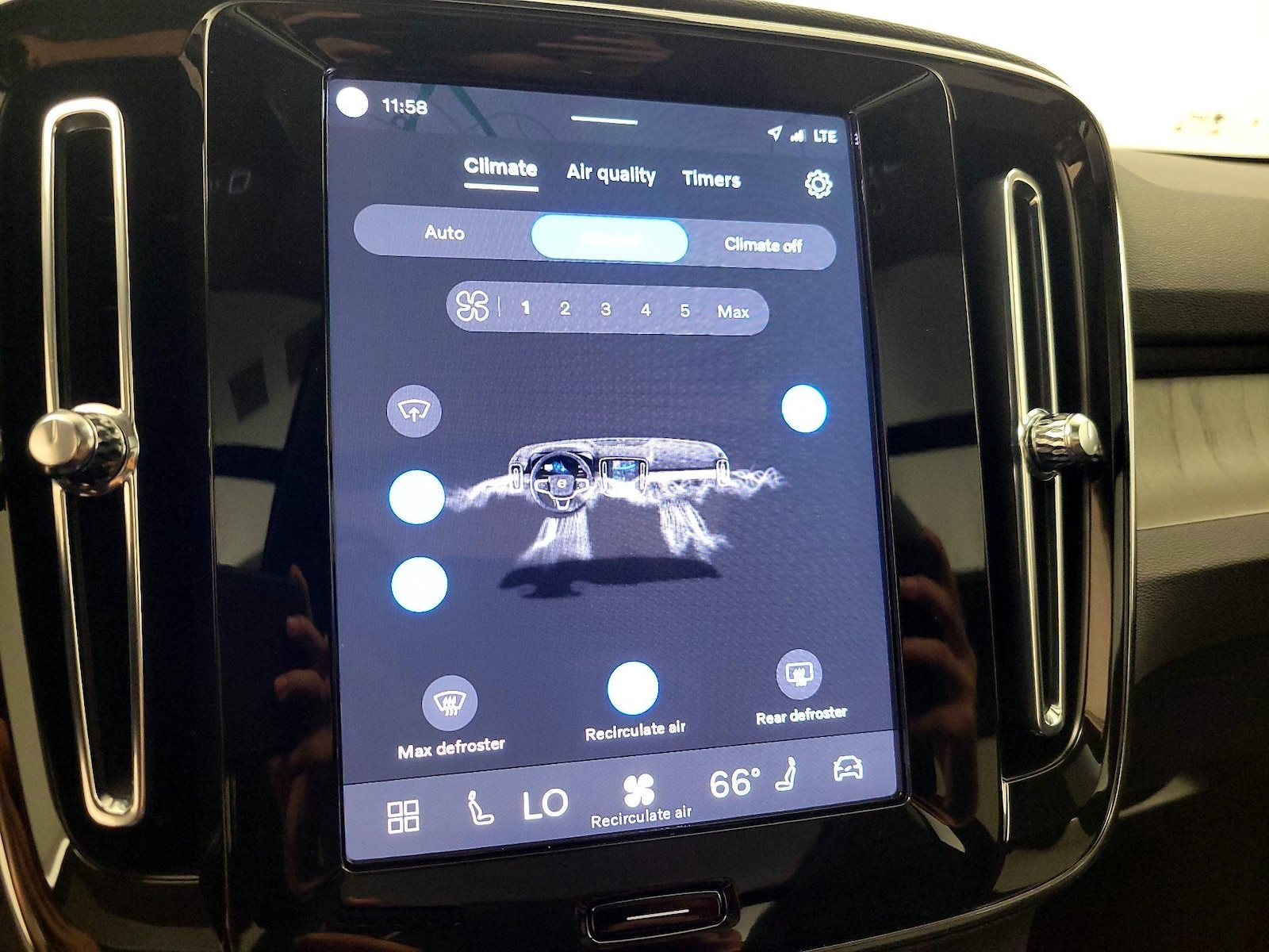 2025 Volvo XC40 Plus - Photo 18