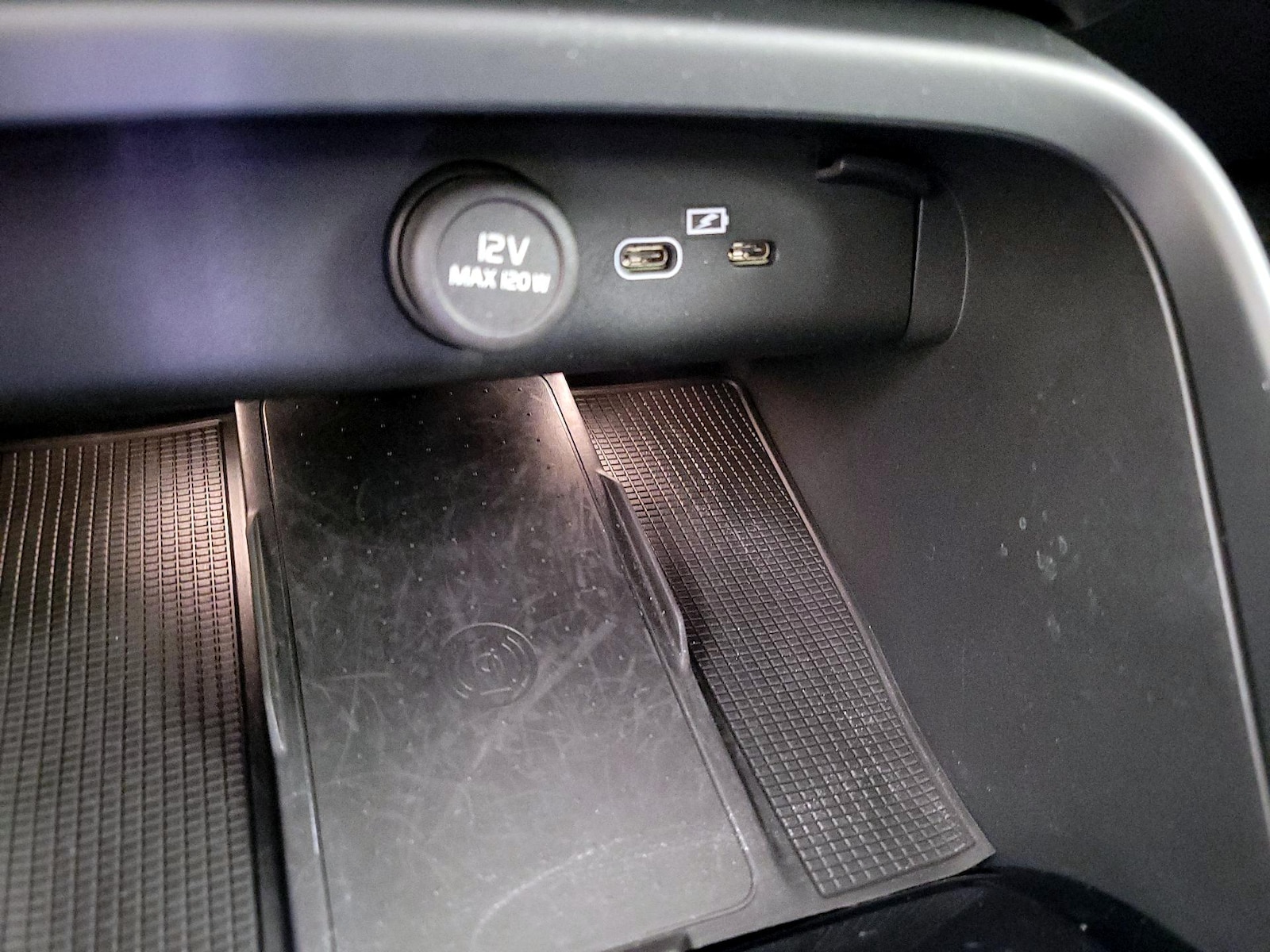 2025 Volvo XC40 Plus - Photo 20