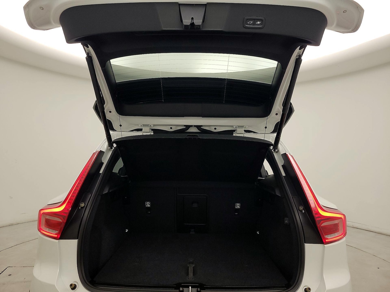 2025 Volvo XC40 Plus - Photo 23
