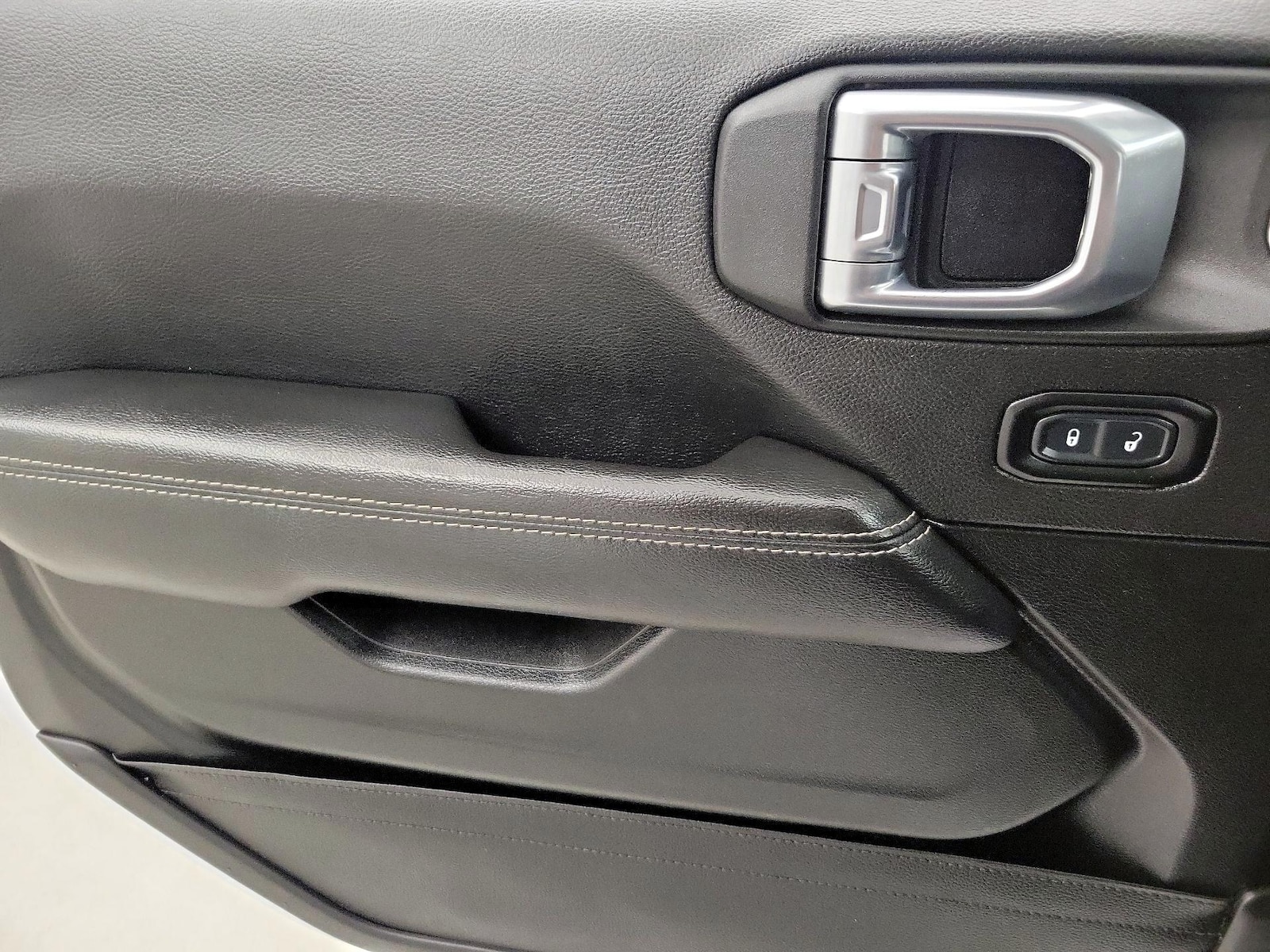 2023 Jeep Wrangler 4-Door Sahara - Photo 13