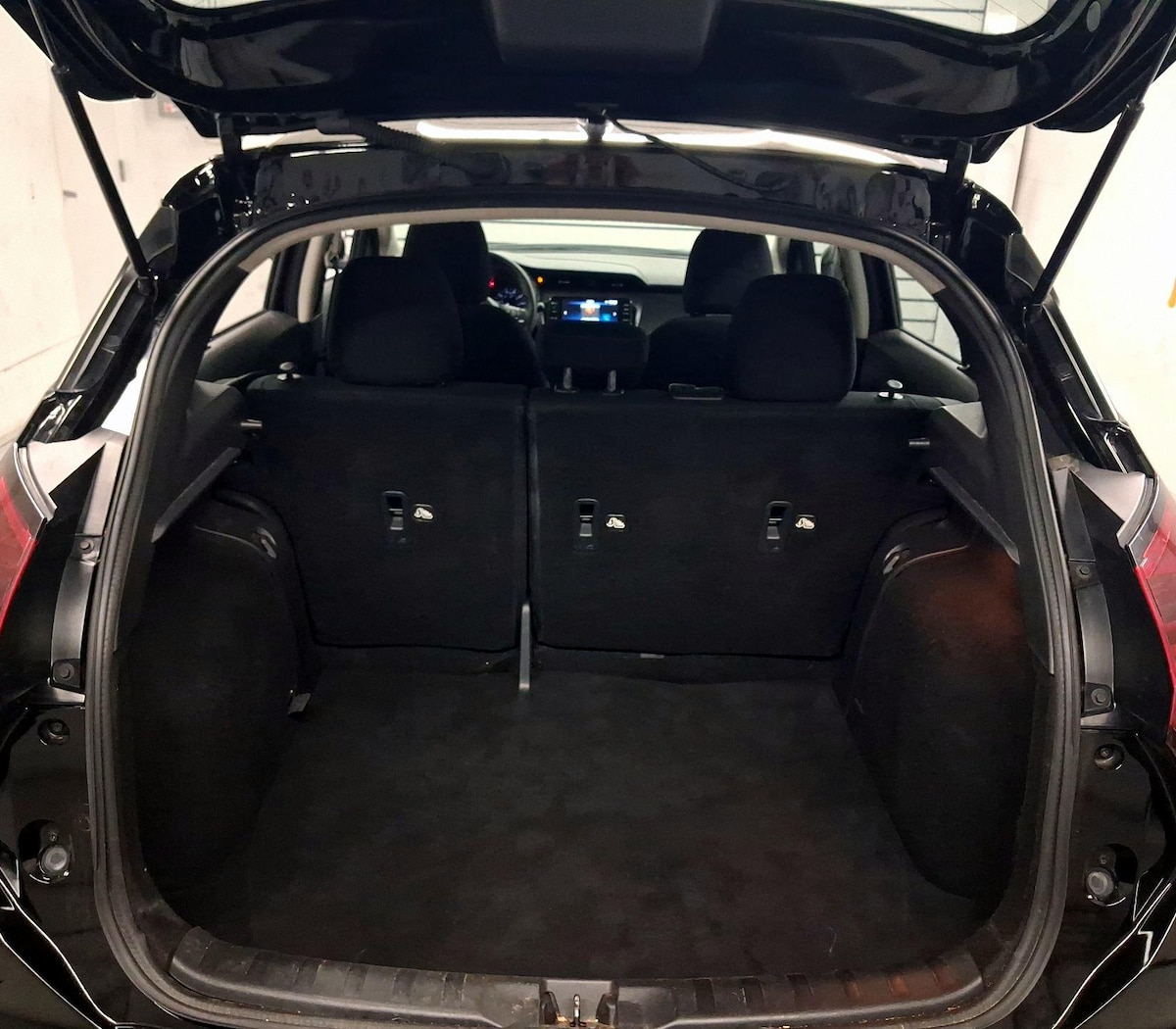 Trunk/Cargo (Seats Up)