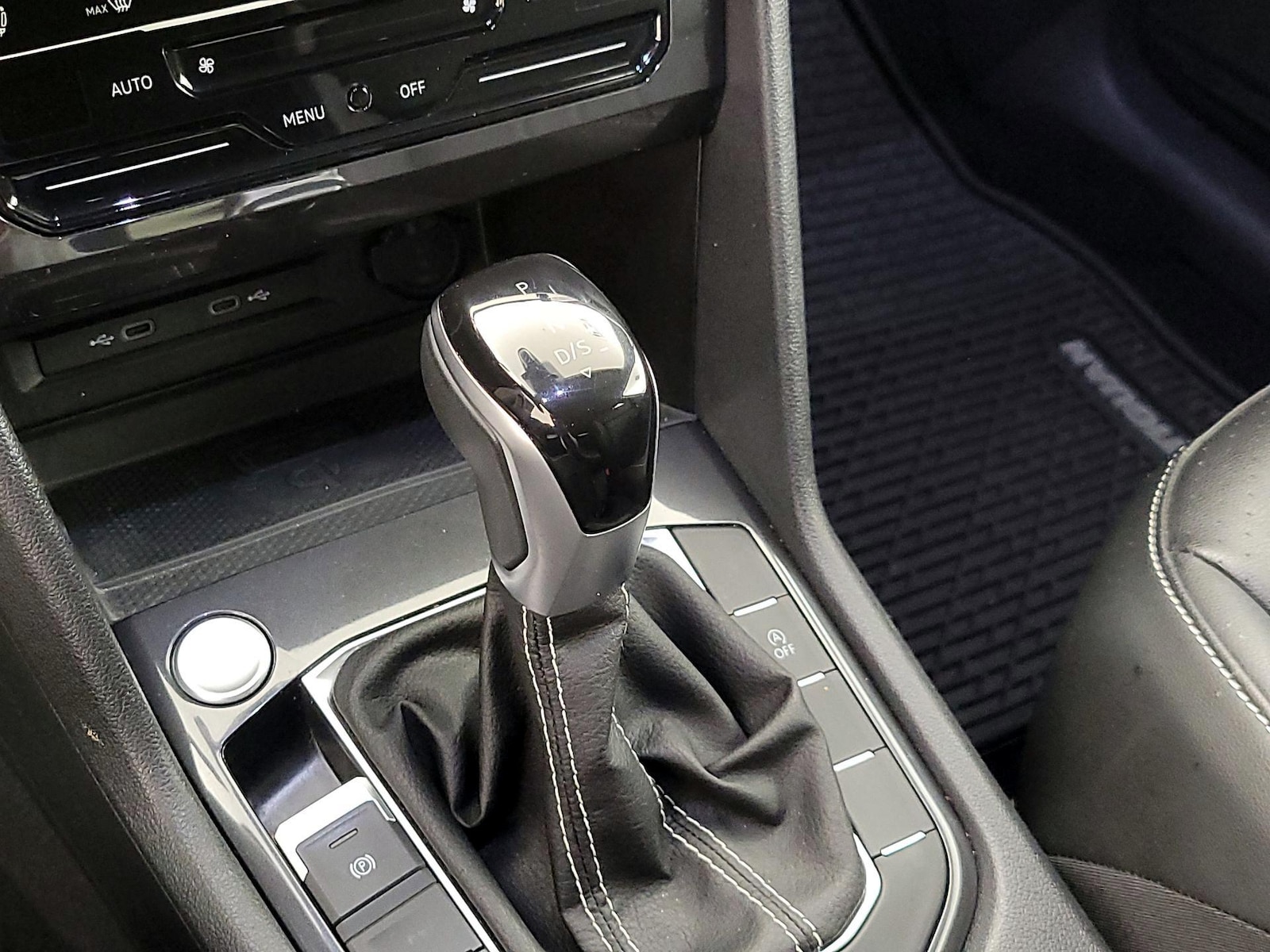 2024 Volkswagen Tiguan SE - Photo 18
