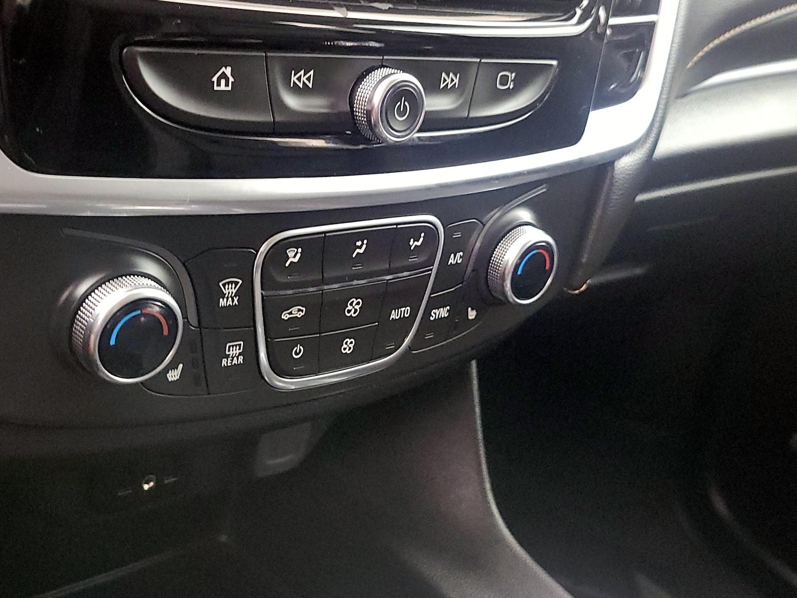 2019 Chevrolet Traverse 3LT - Photo 18