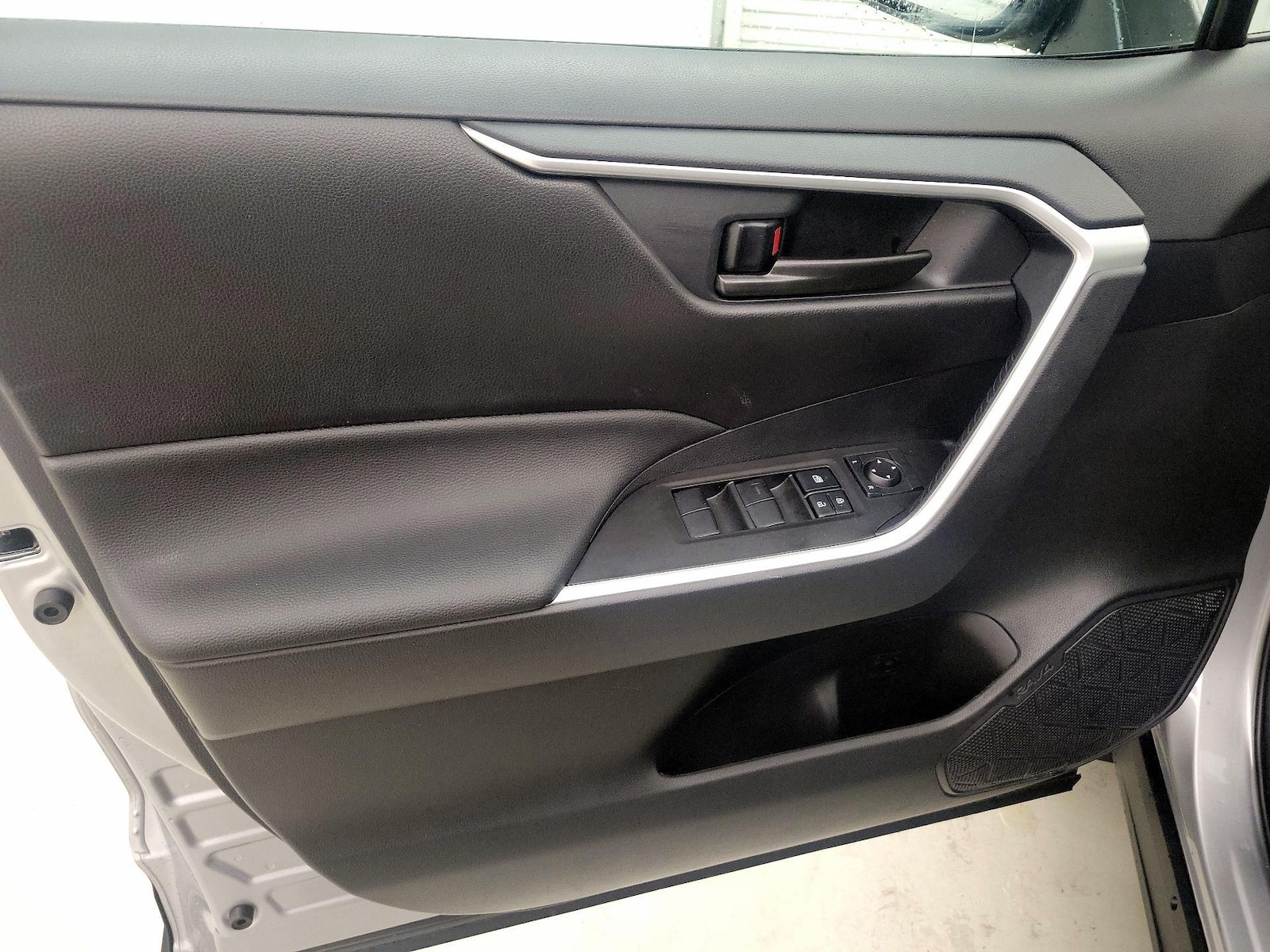 2025 Toyota RAV4 LE - Photo 13