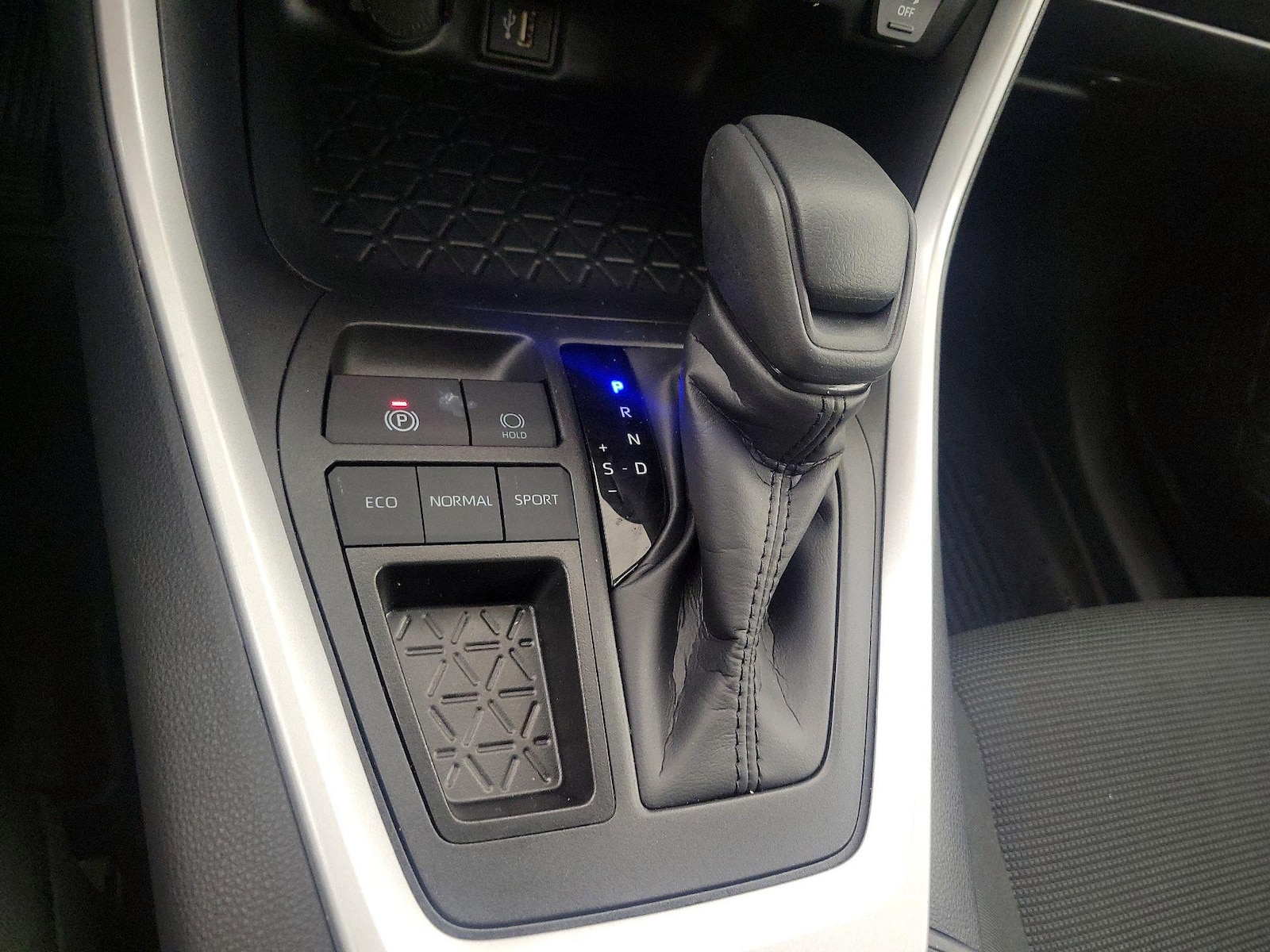 2025 Toyota RAV4 LE - Photo 18
