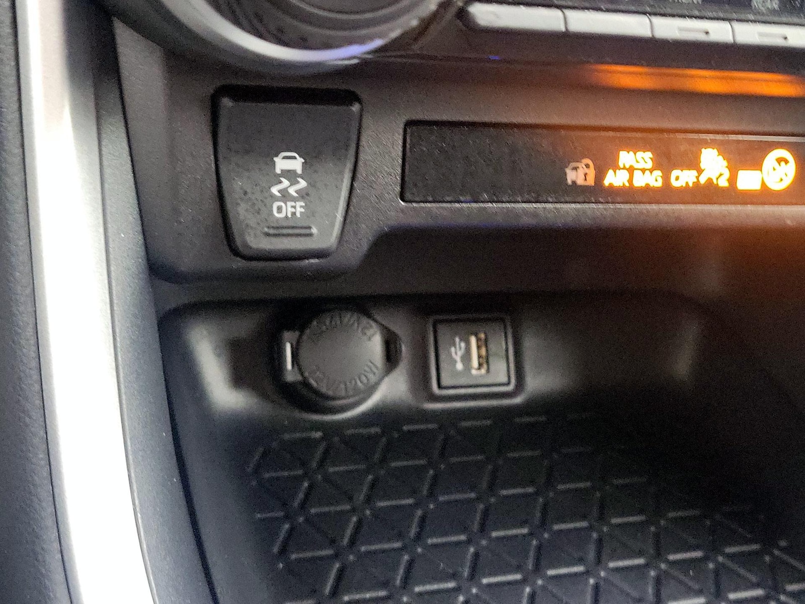 2025 Toyota RAV4 LE - Photo 19