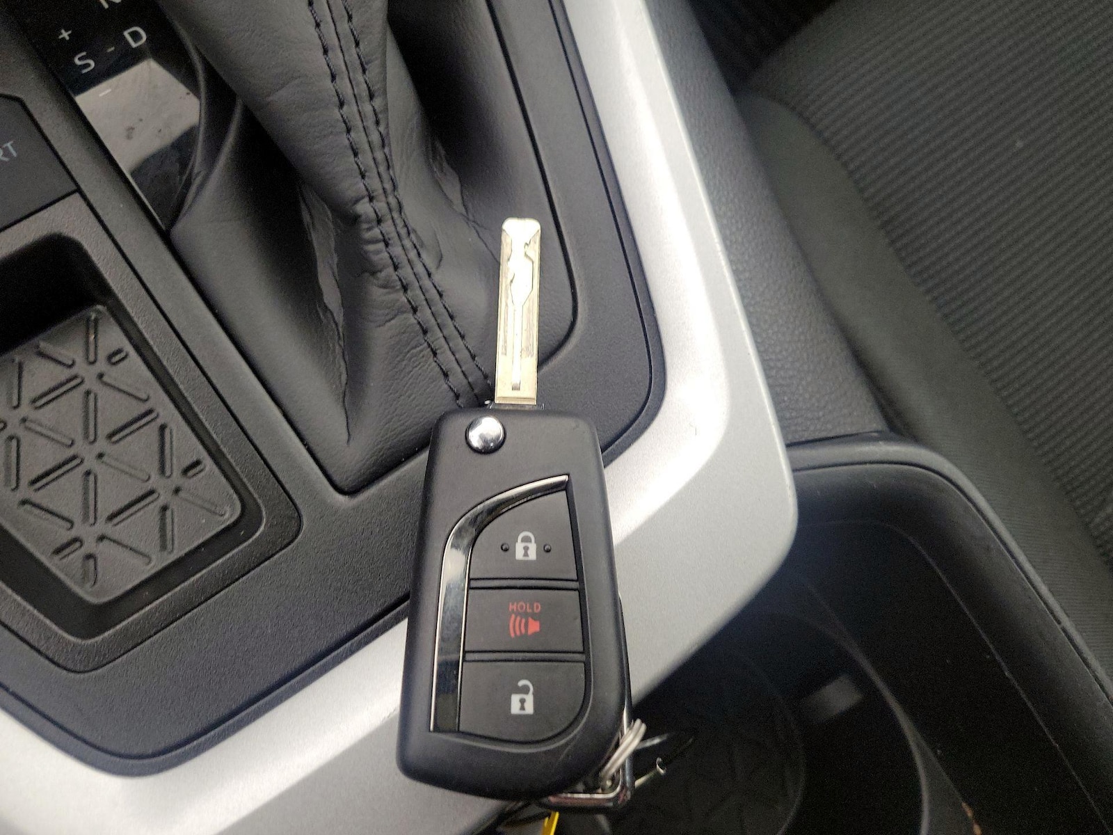 2025 Toyota RAV4 LE - Photo 24
