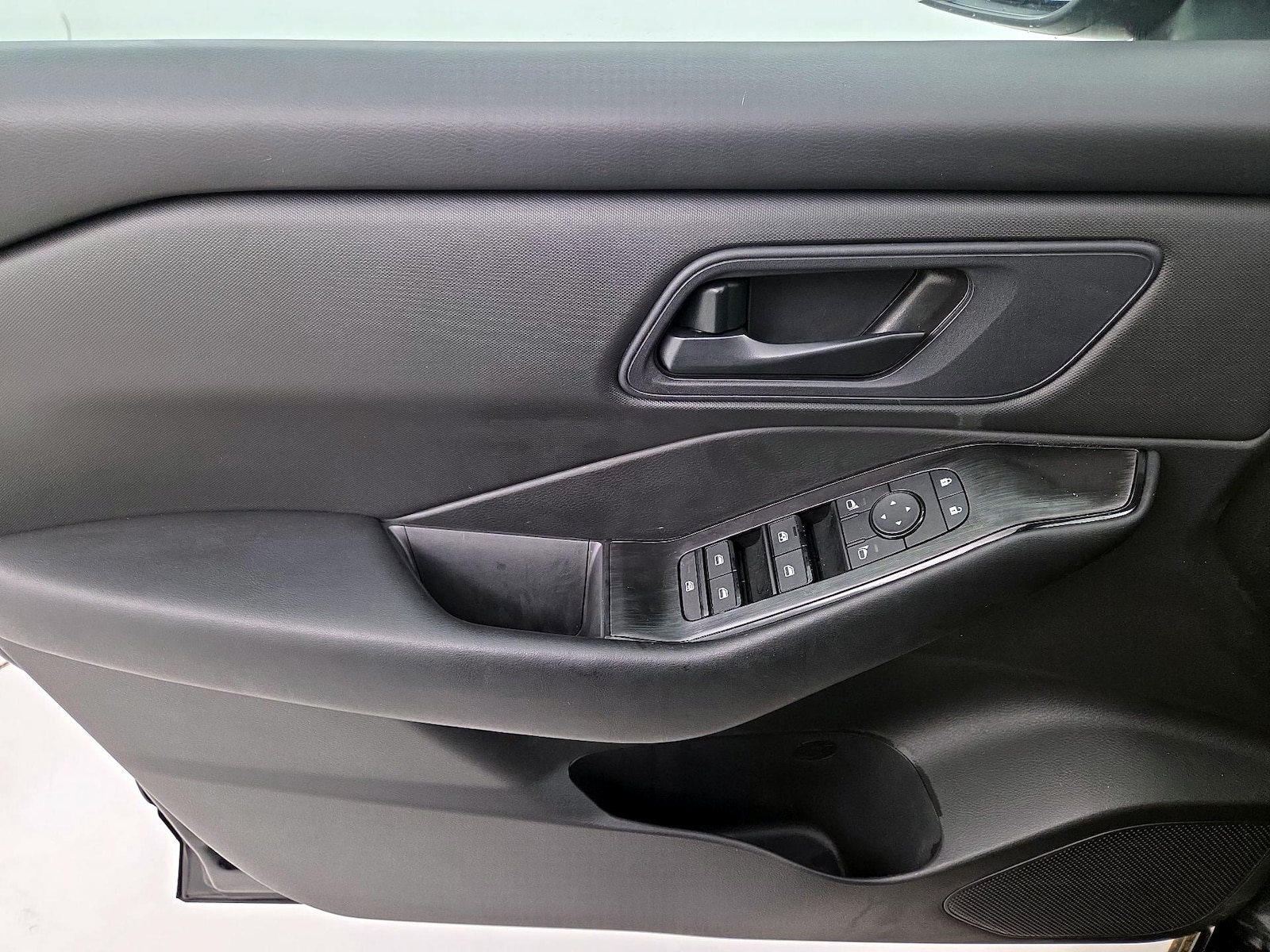 2025 Nissan Rogue S - Photo 13
