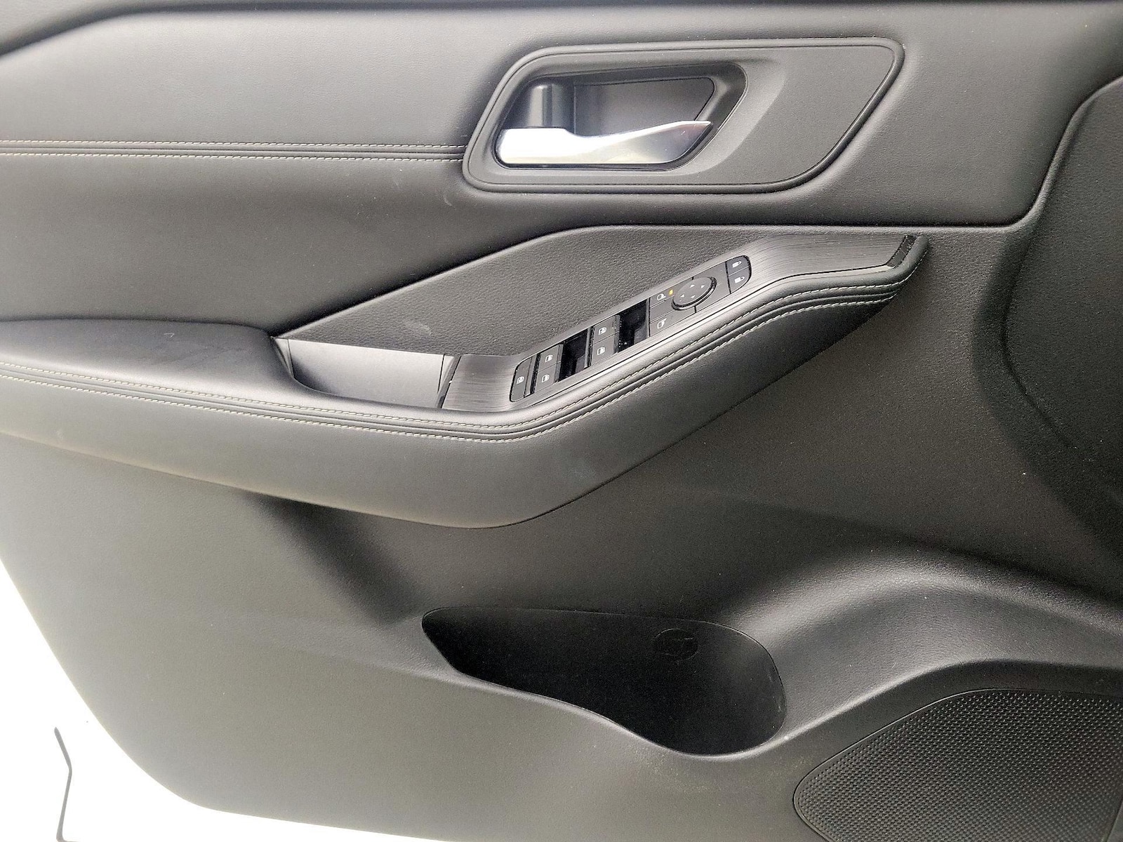 2024 Nissan Rogue SV - Photo 13