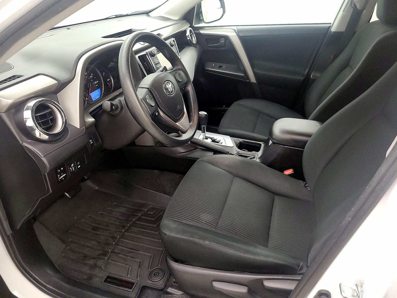 2016 Toyota RAV4 LE - Photo 12