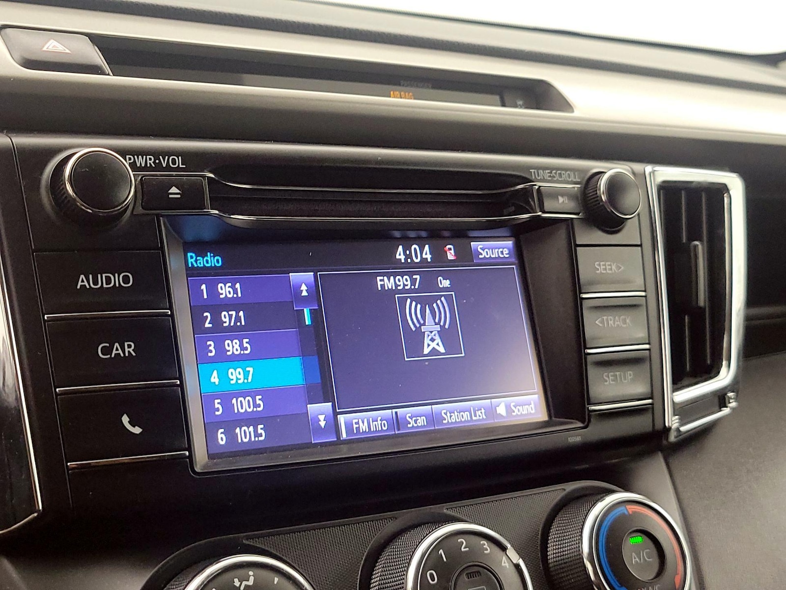 2016 Toyota RAV4 LE - Photo 16