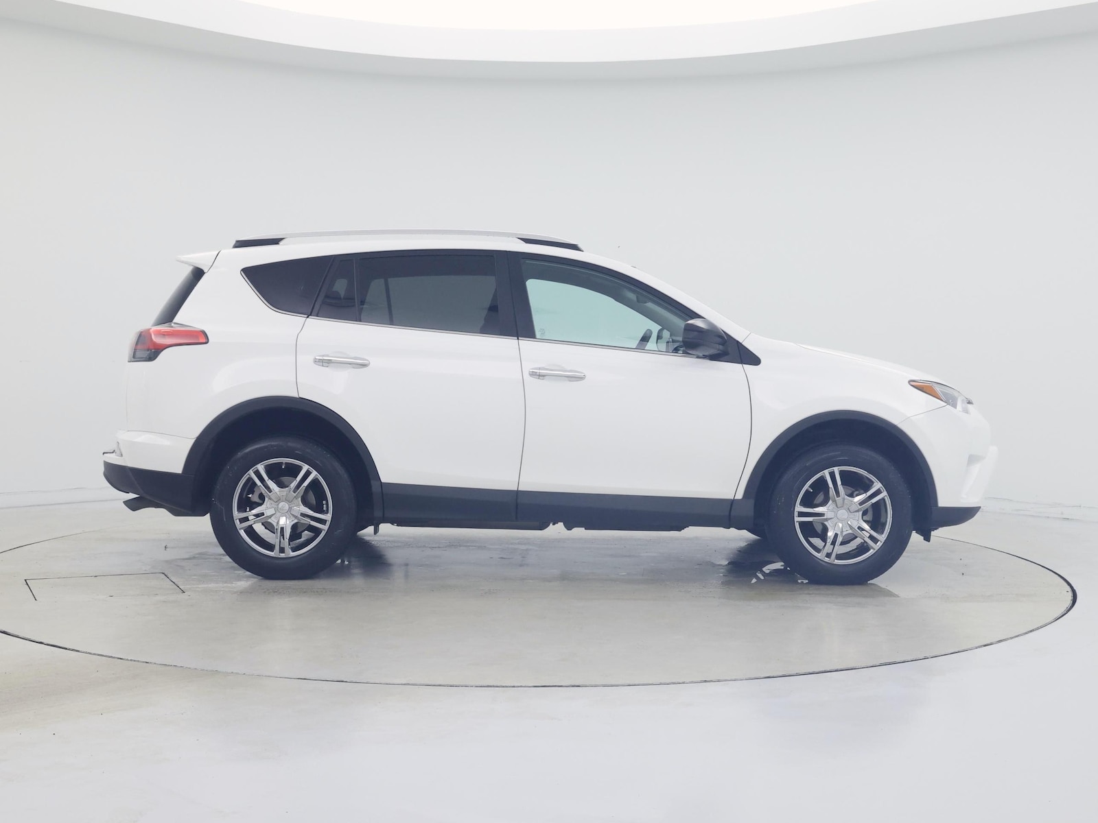 2016 Toyota RAV4 LE - Photo 8