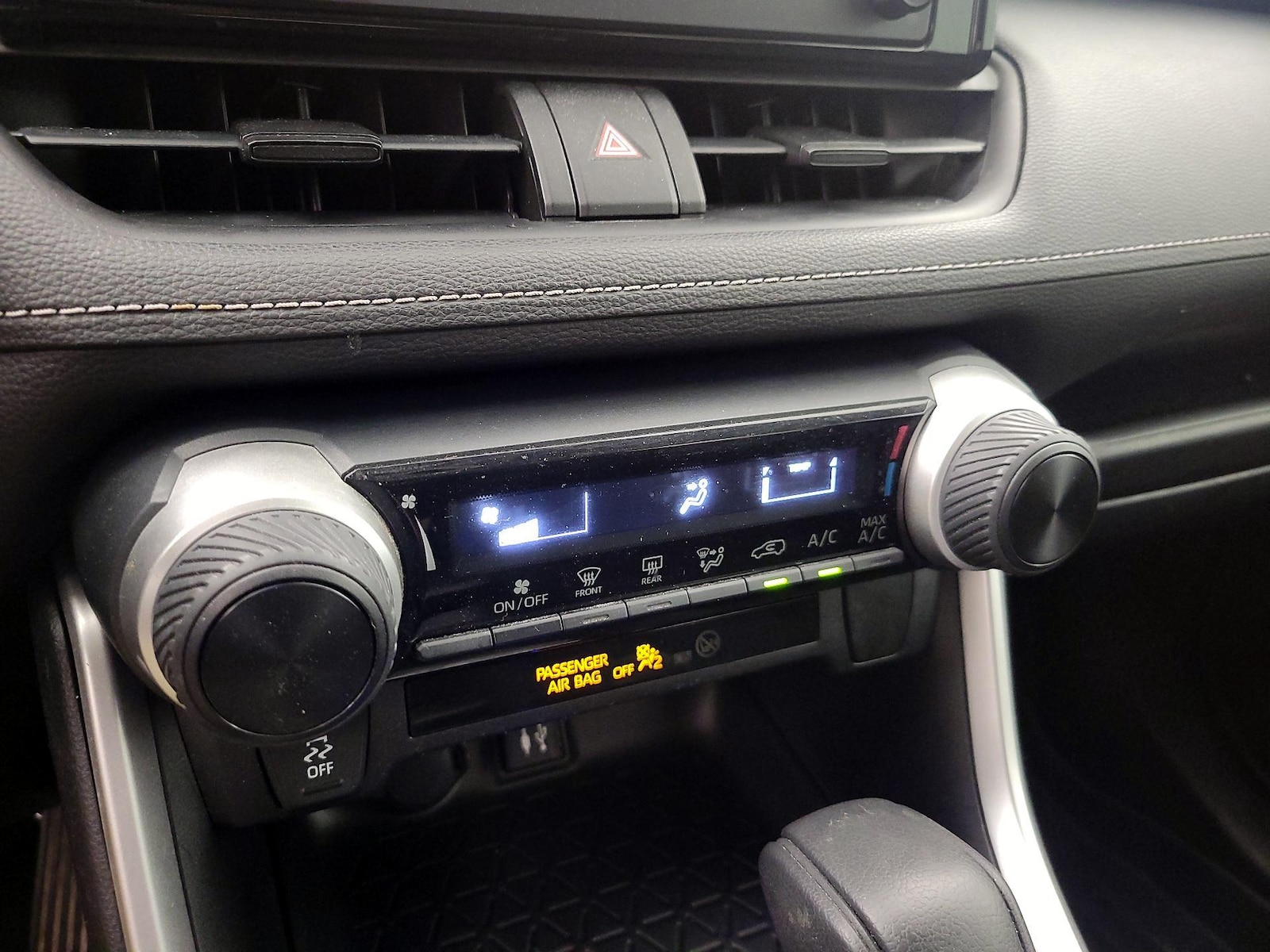 2019 Toyota RAV4 LE - Photo 18