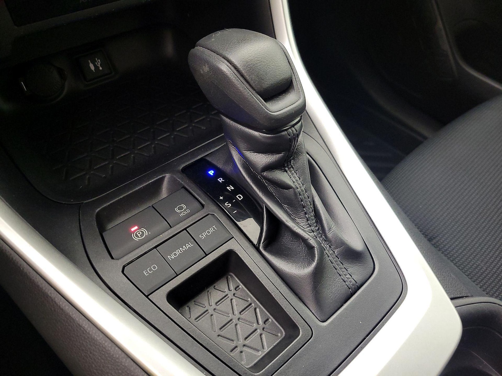 2019 Toyota RAV4 LE - Photo 19