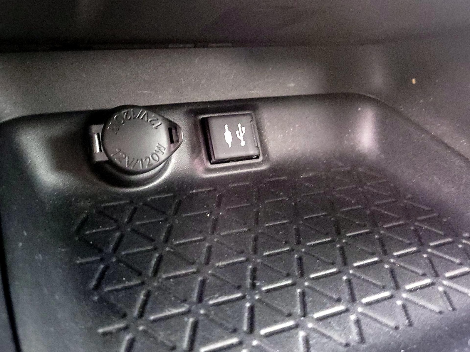 2019 Toyota RAV4 LE - Photo 20