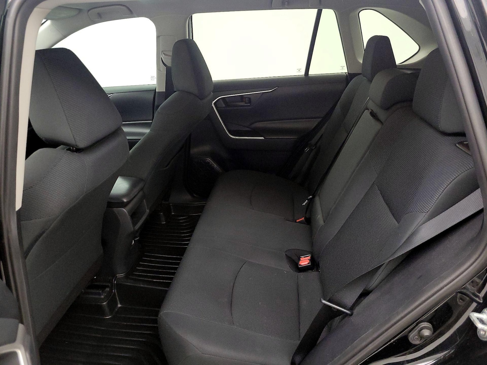 2019 Toyota RAV4 LE - Photo 21