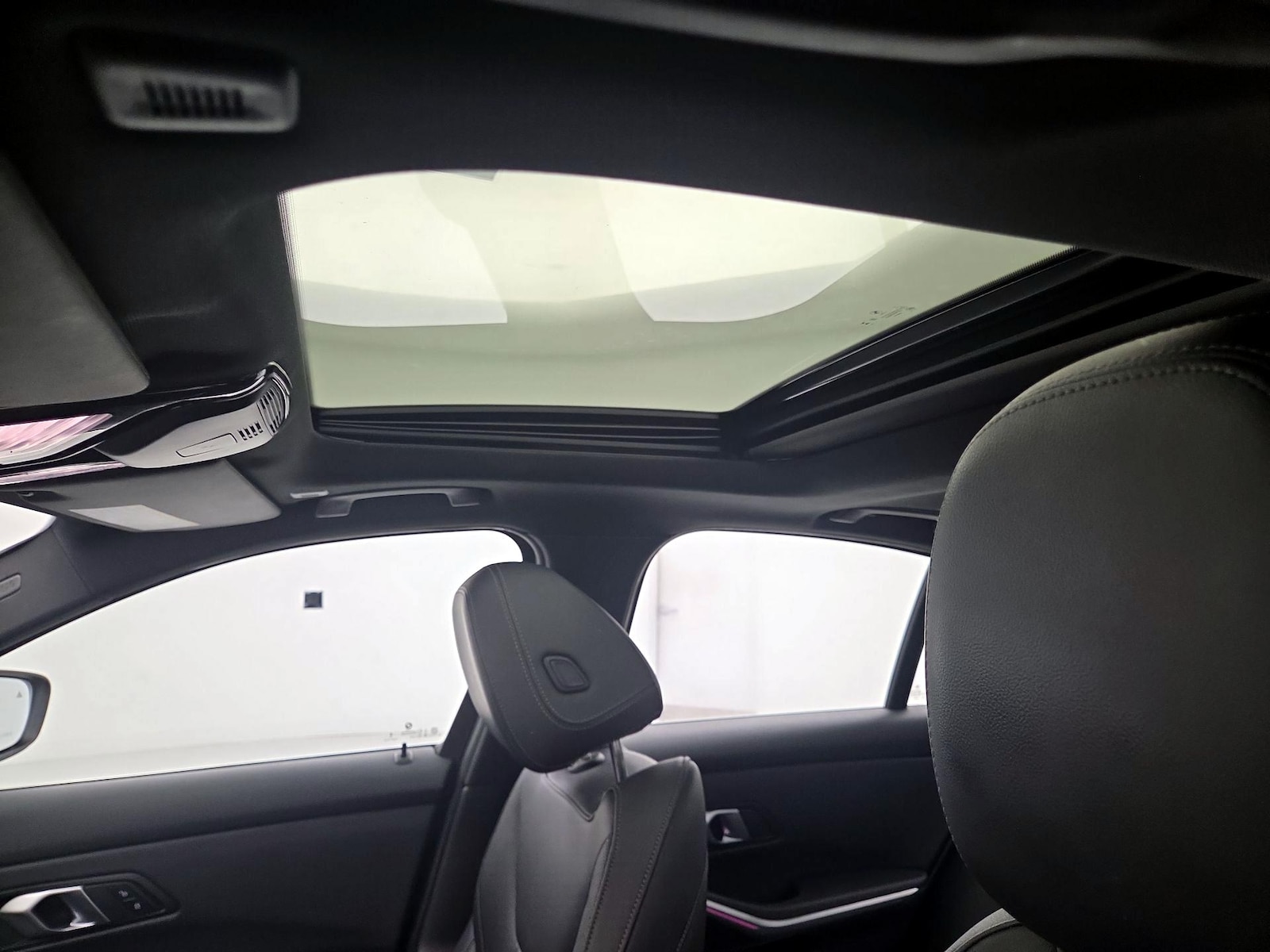 Sunroof(s) & Overhead Airbags