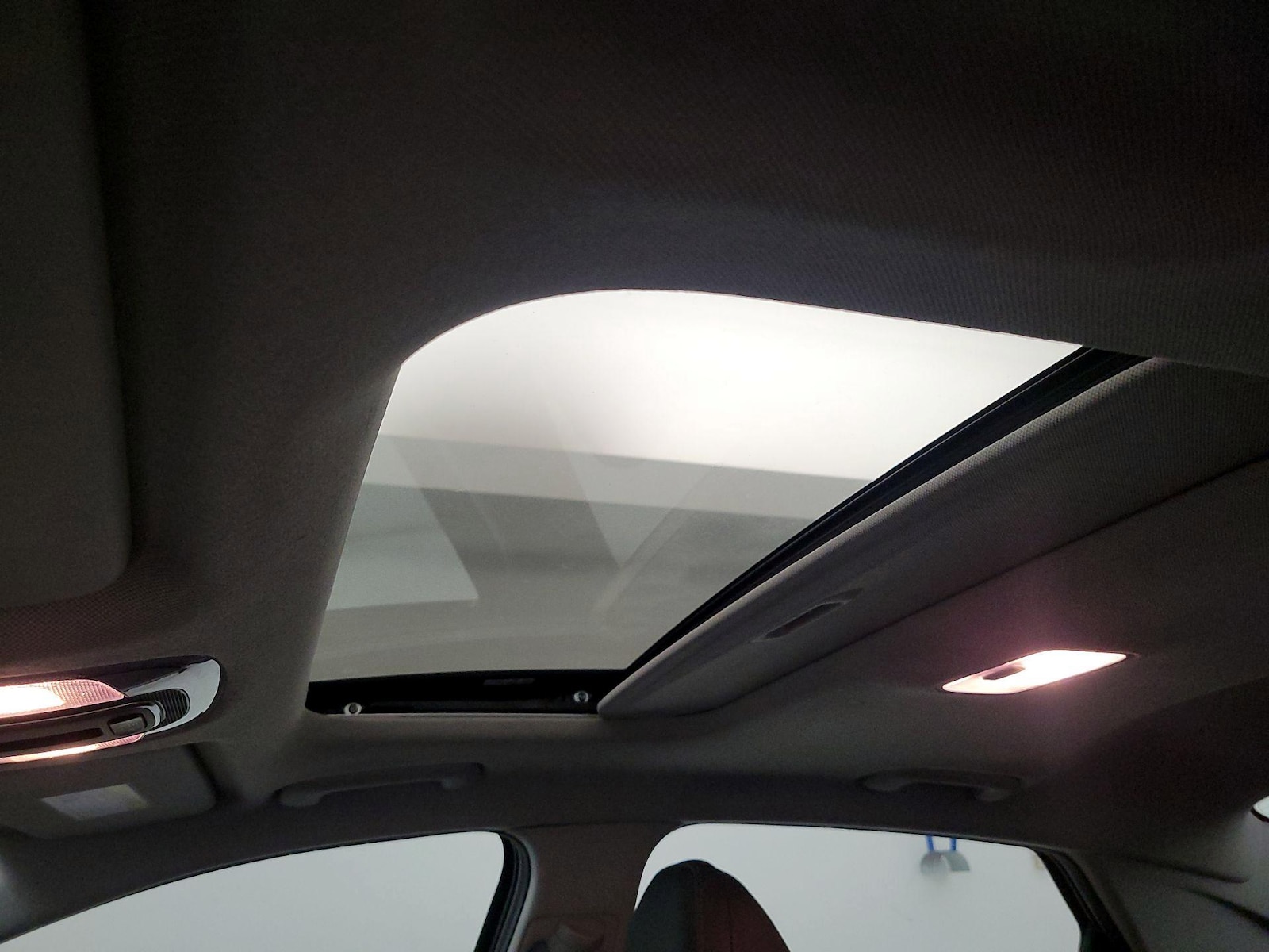 Sunroof(s) & Overhead Airbags