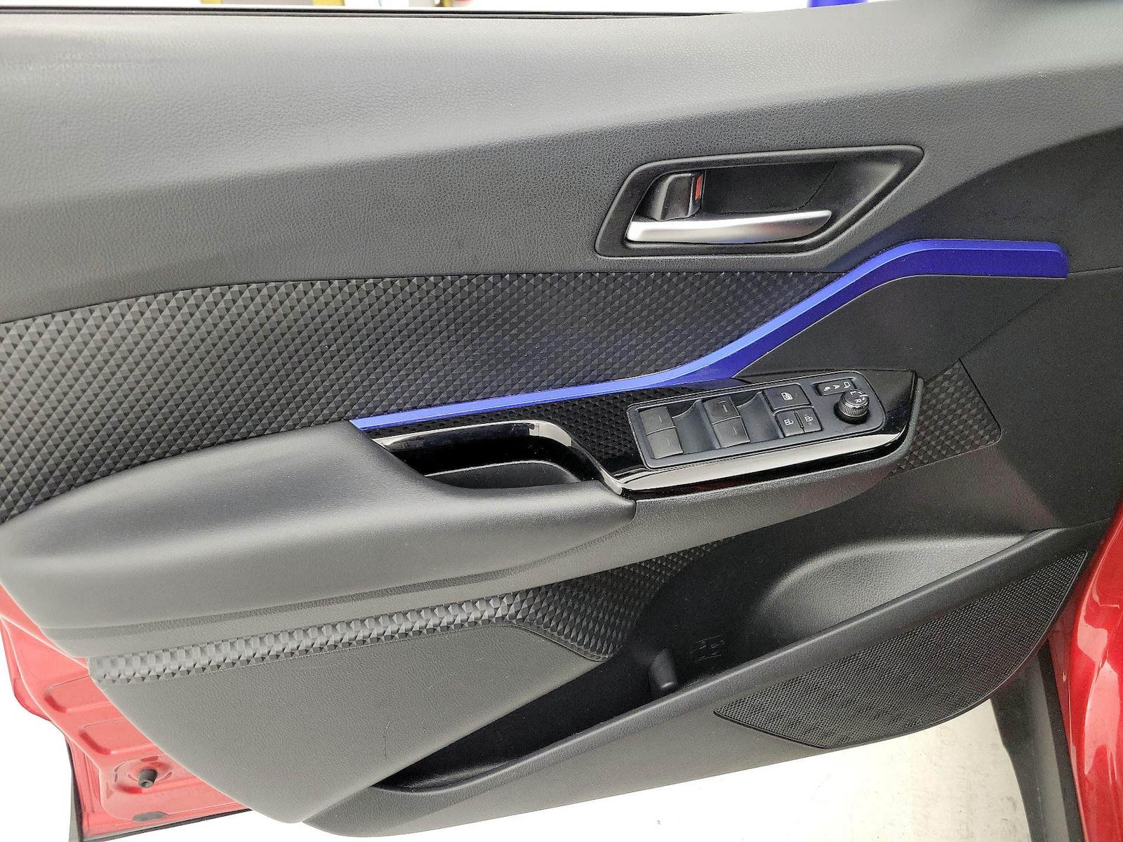 2021 Toyota C-HR XLE - Photo 13