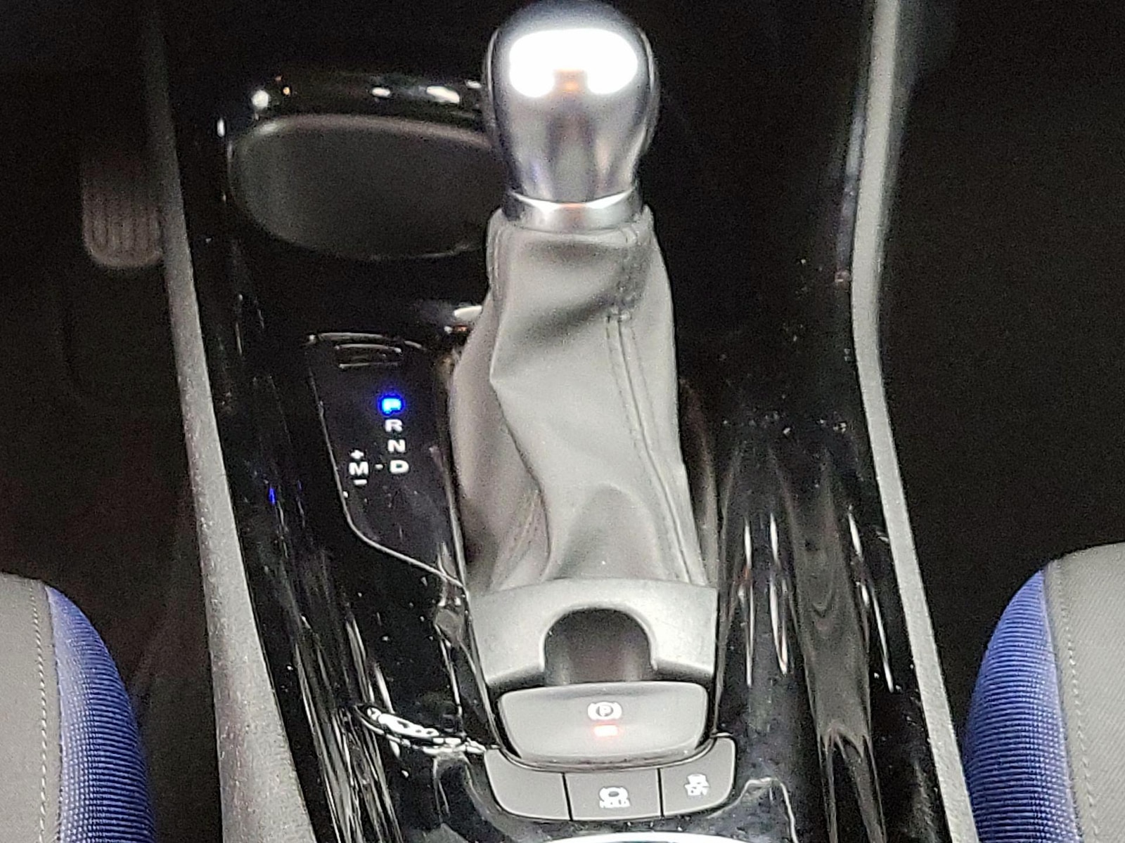 2021 Toyota C-HR XLE - Photo 18