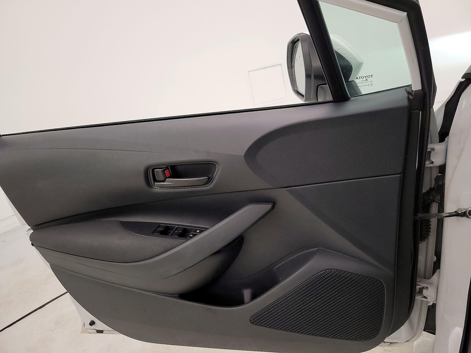 2025 Toyota Corolla LE - Photo 13