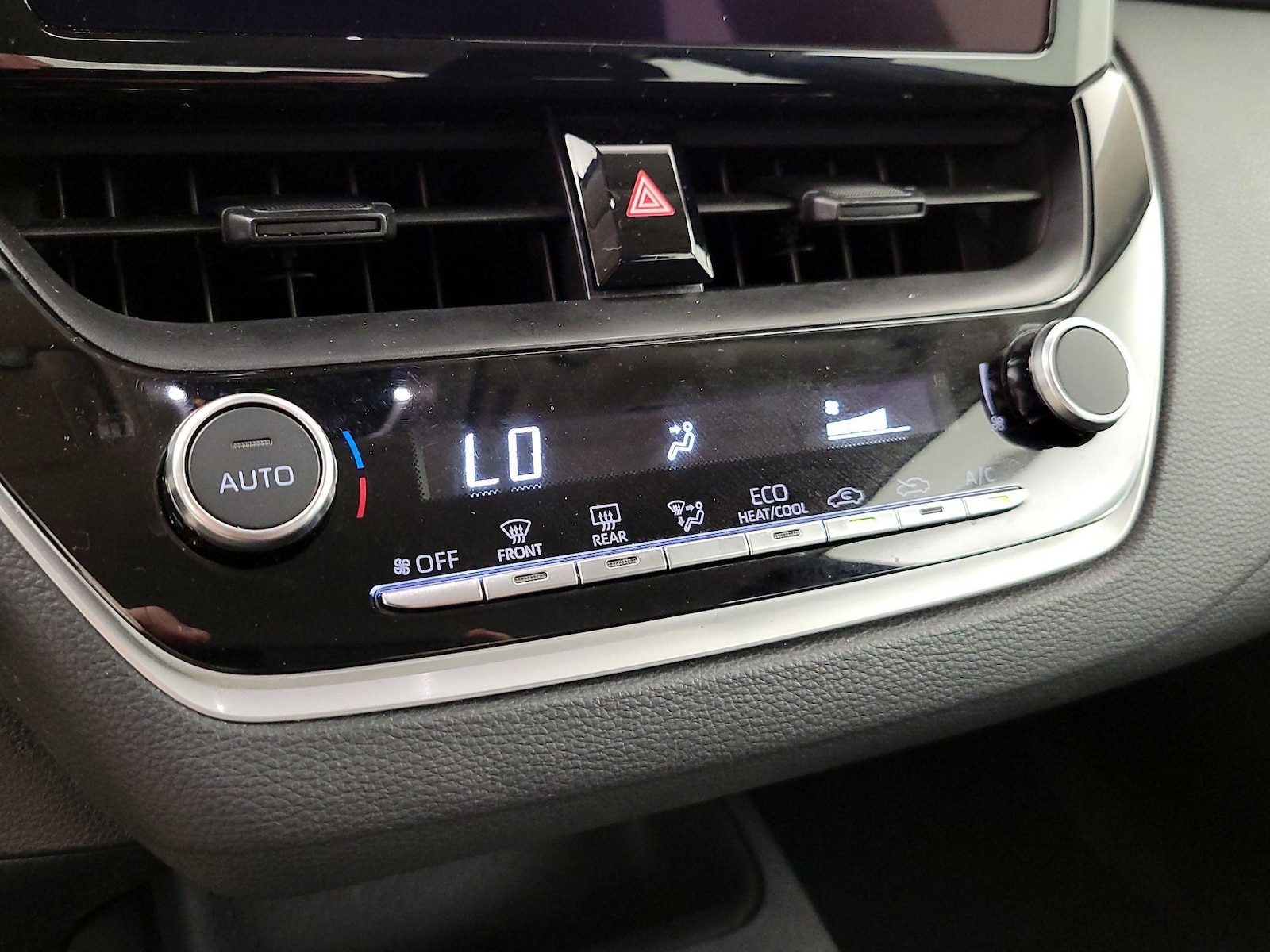 2025 Toyota Corolla LE - Photo 18