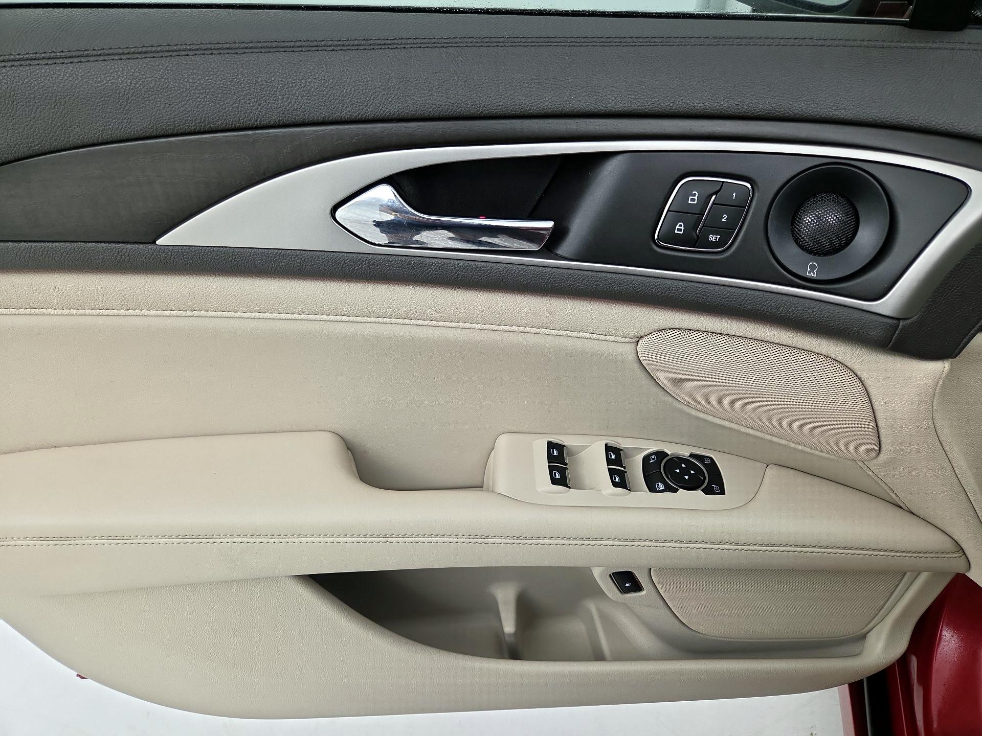 Thumbnail: 2020 Lincoln MKZ - 12