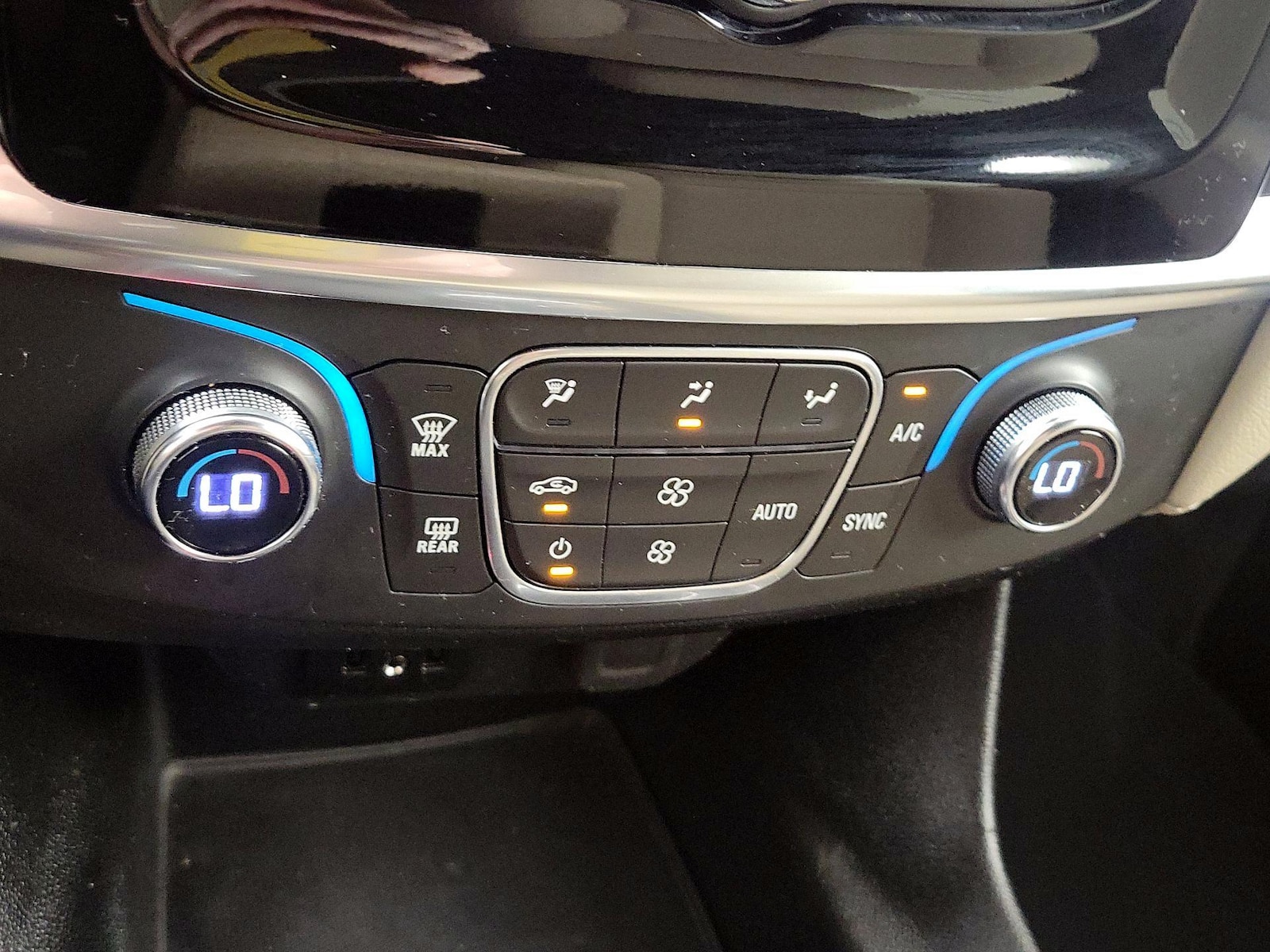 2023 Chevrolet Traverse LS - Photo 17