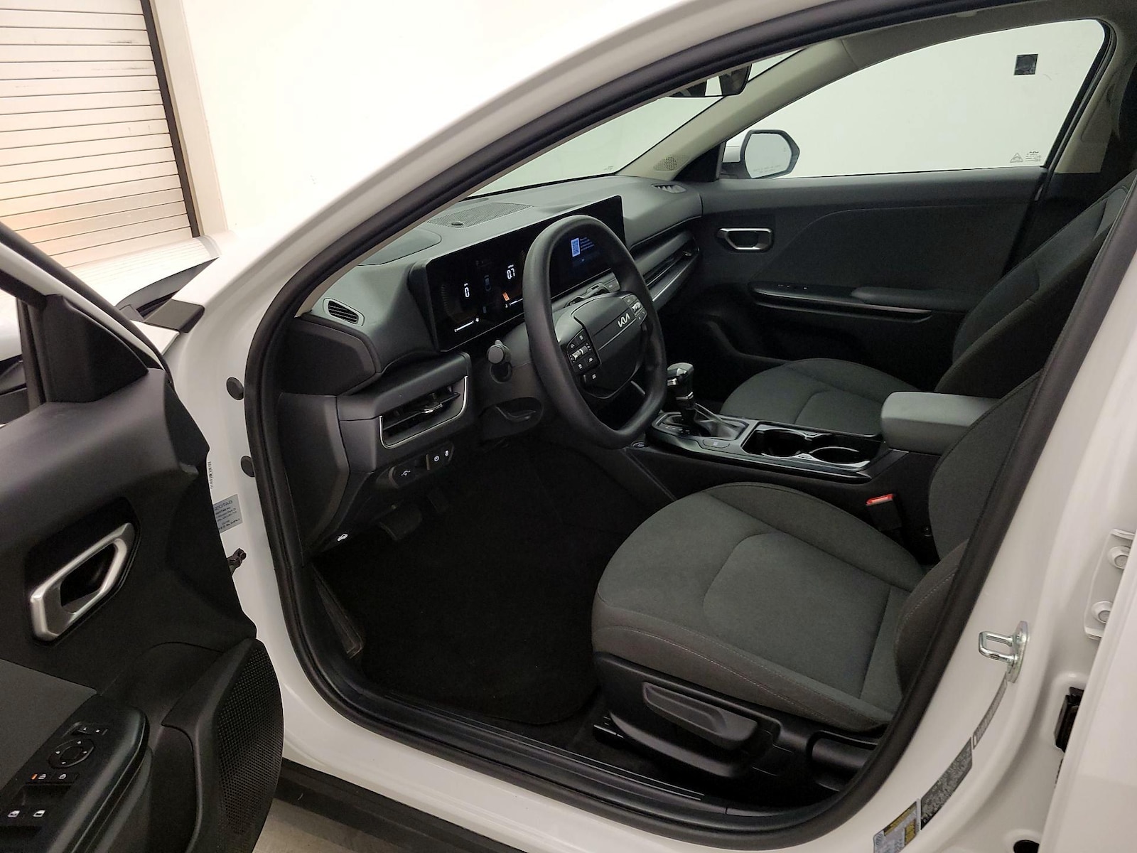 2025 Kia K4 LXS - Photo 12
