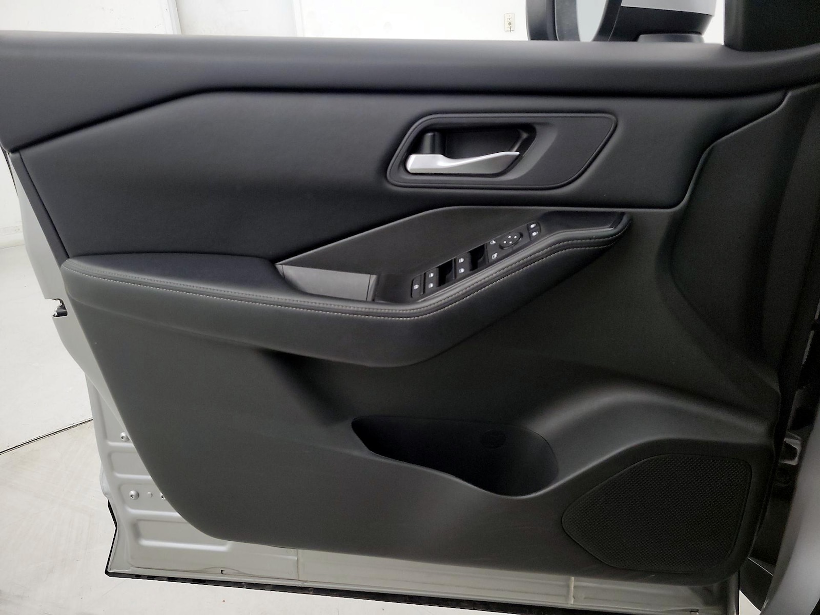 2025 Nissan Rogue SV - Photo 13