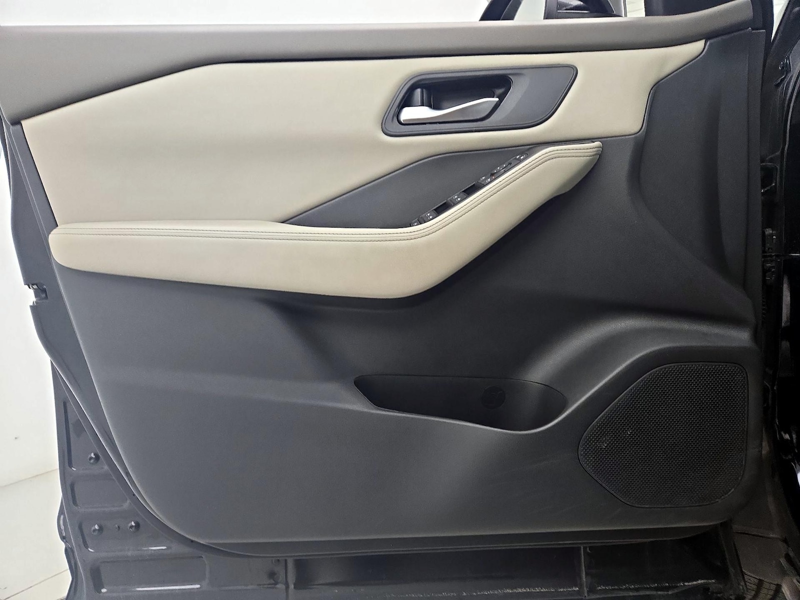 2025 Nissan Rogue SV - Photo 13