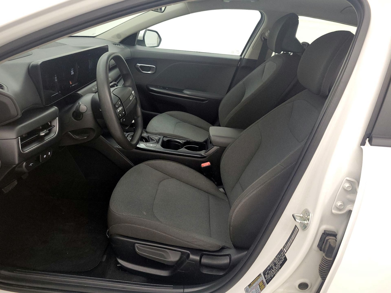 2025 Kia K4 LXS - Photo 12
