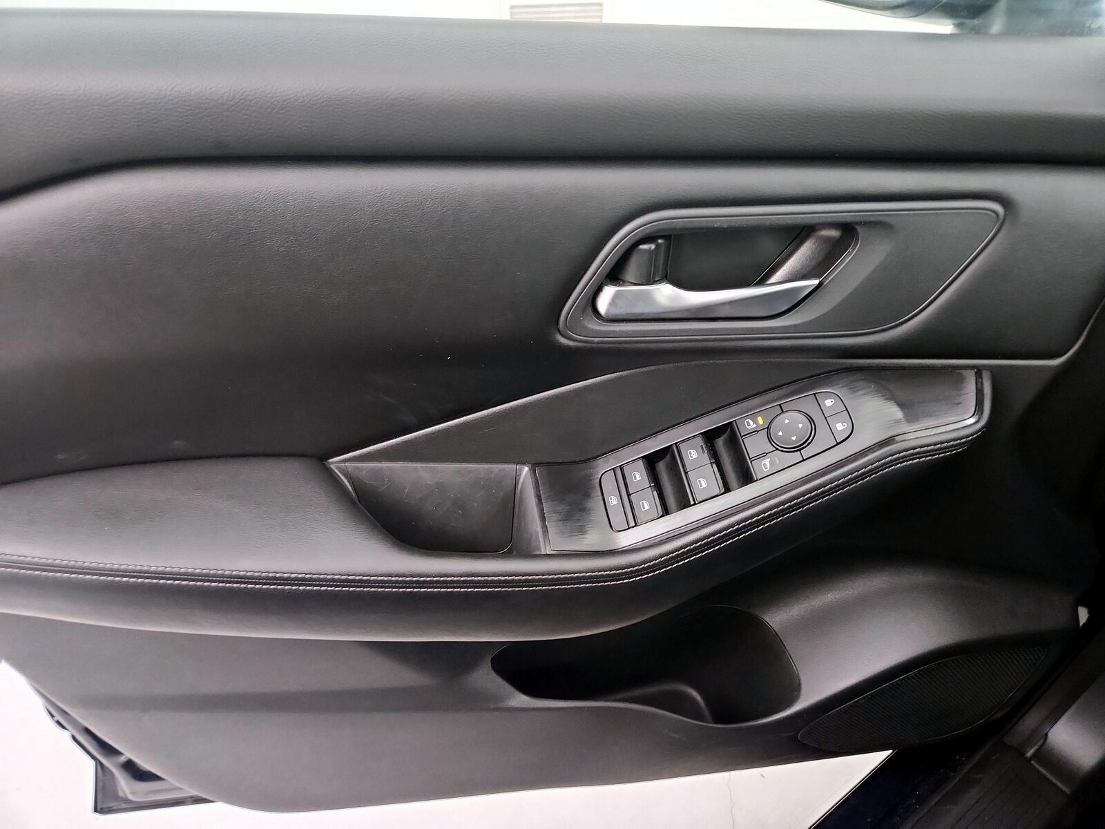 2025 Nissan Rogue SV - Photo 13