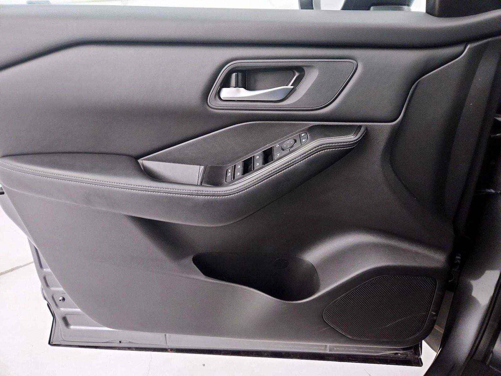 2025 Nissan Rogue SV - Photo 13