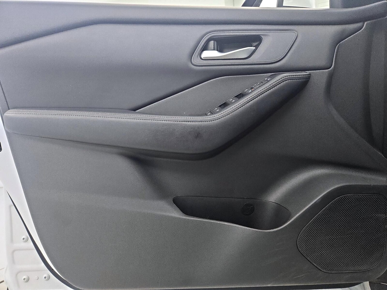 2025 Nissan Rogue SV - Photo 13