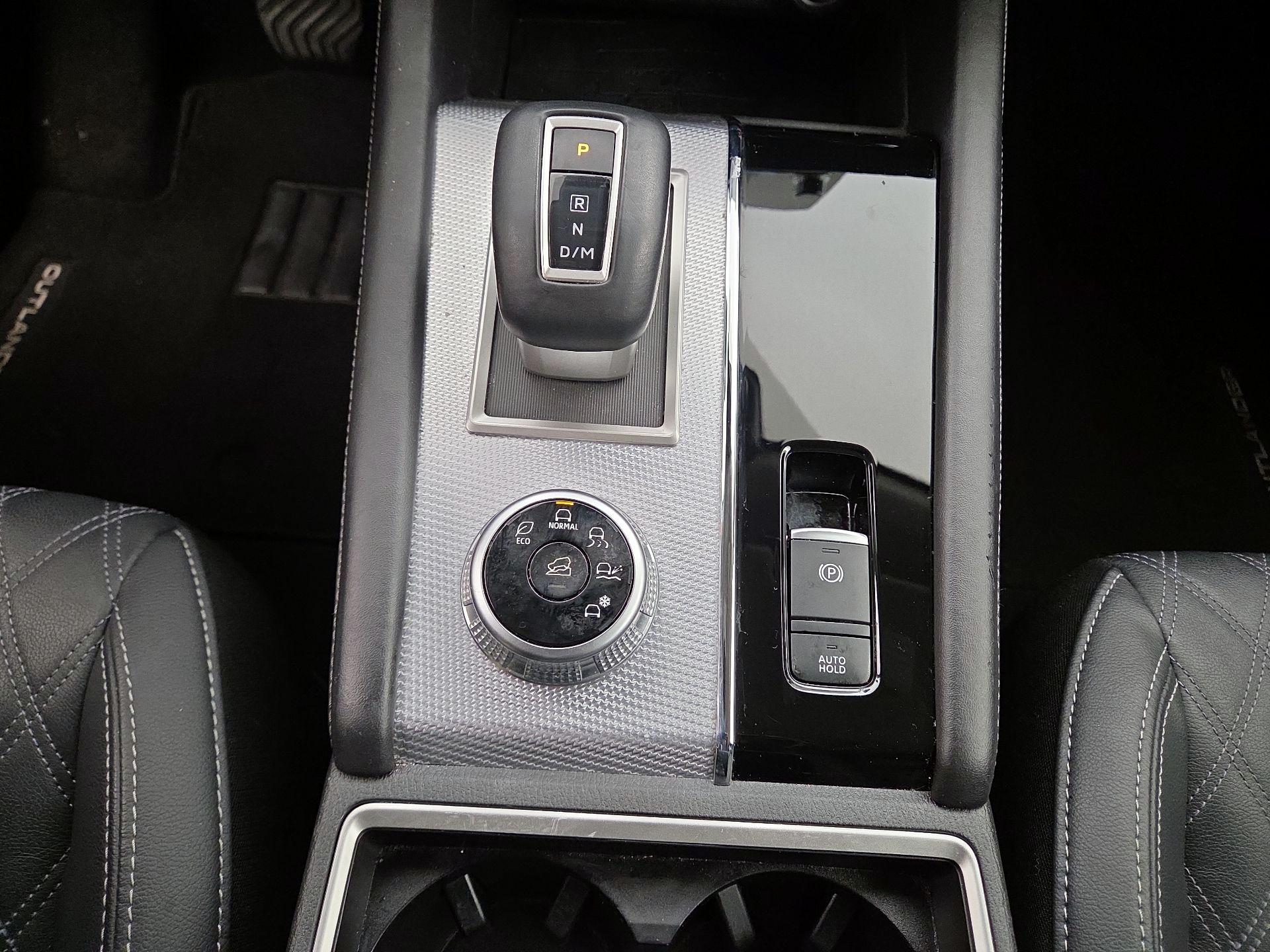 Thumbnail: 2024 Mitsubishi Outlander - 17