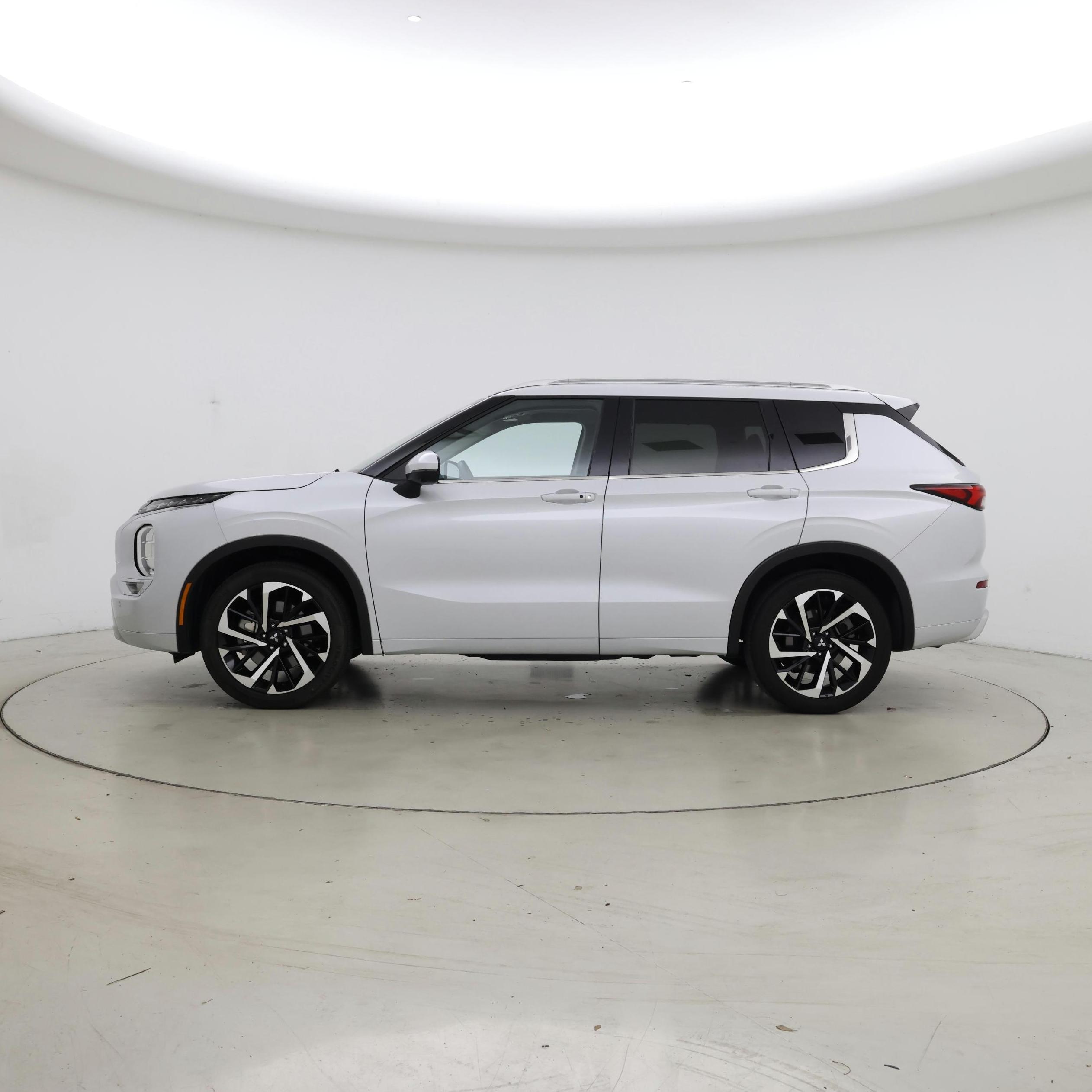 Thumbnail: 2024 Mitsubishi Outlander - 3
