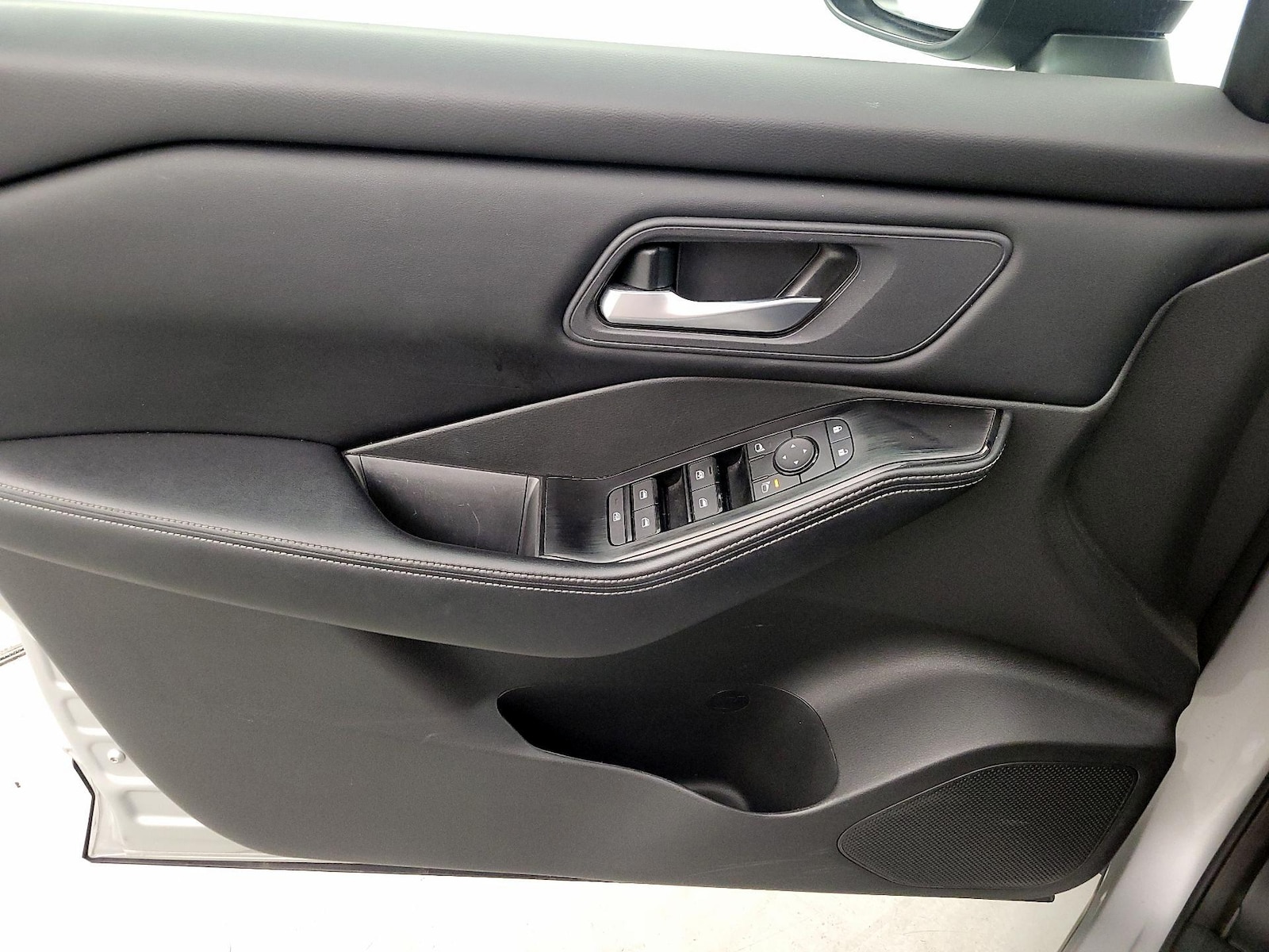 2025 Nissan Rogue SV - Photo 13