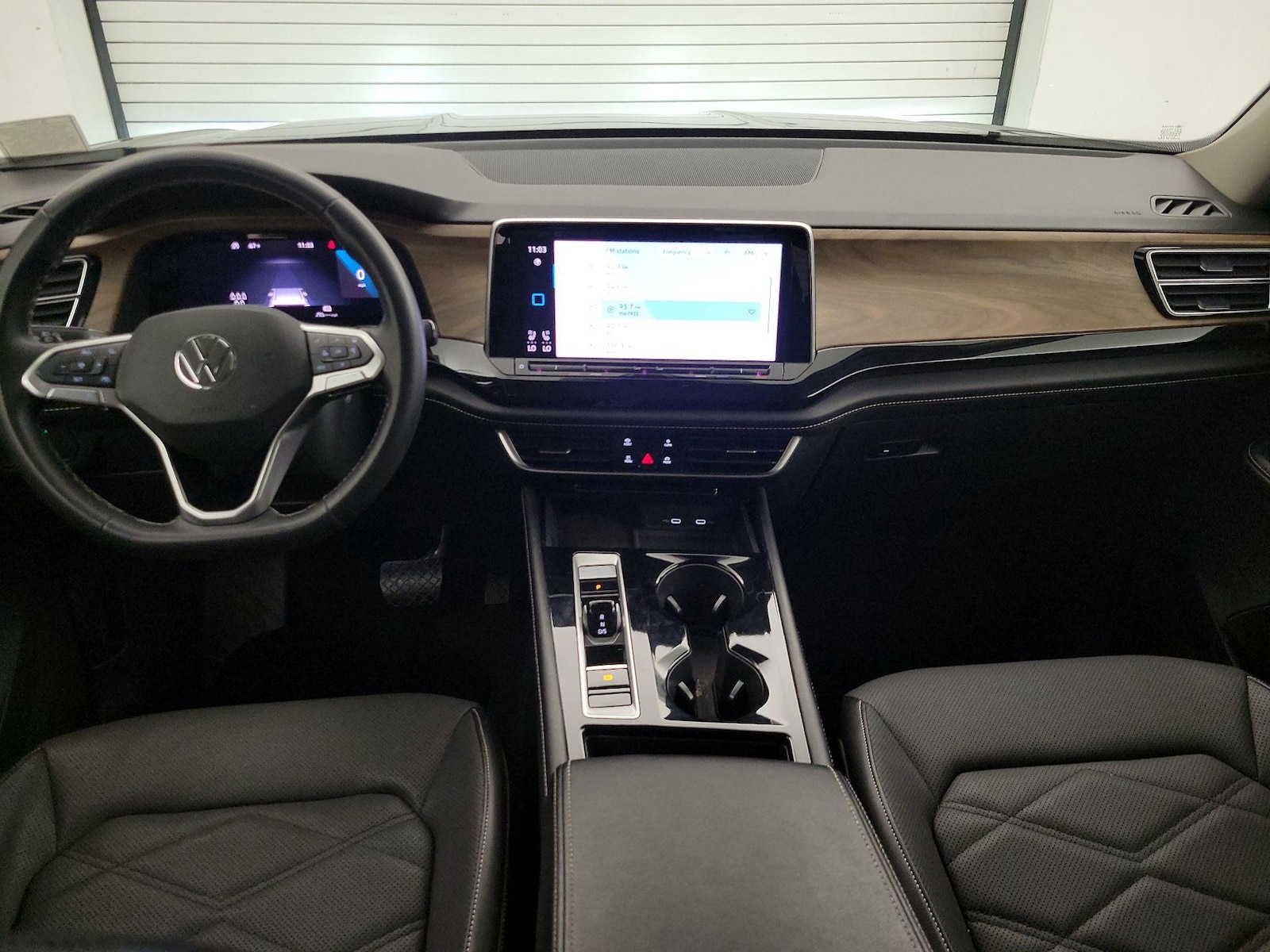 2024 Volkswagen Atlas SE w/Tech - Photo 10