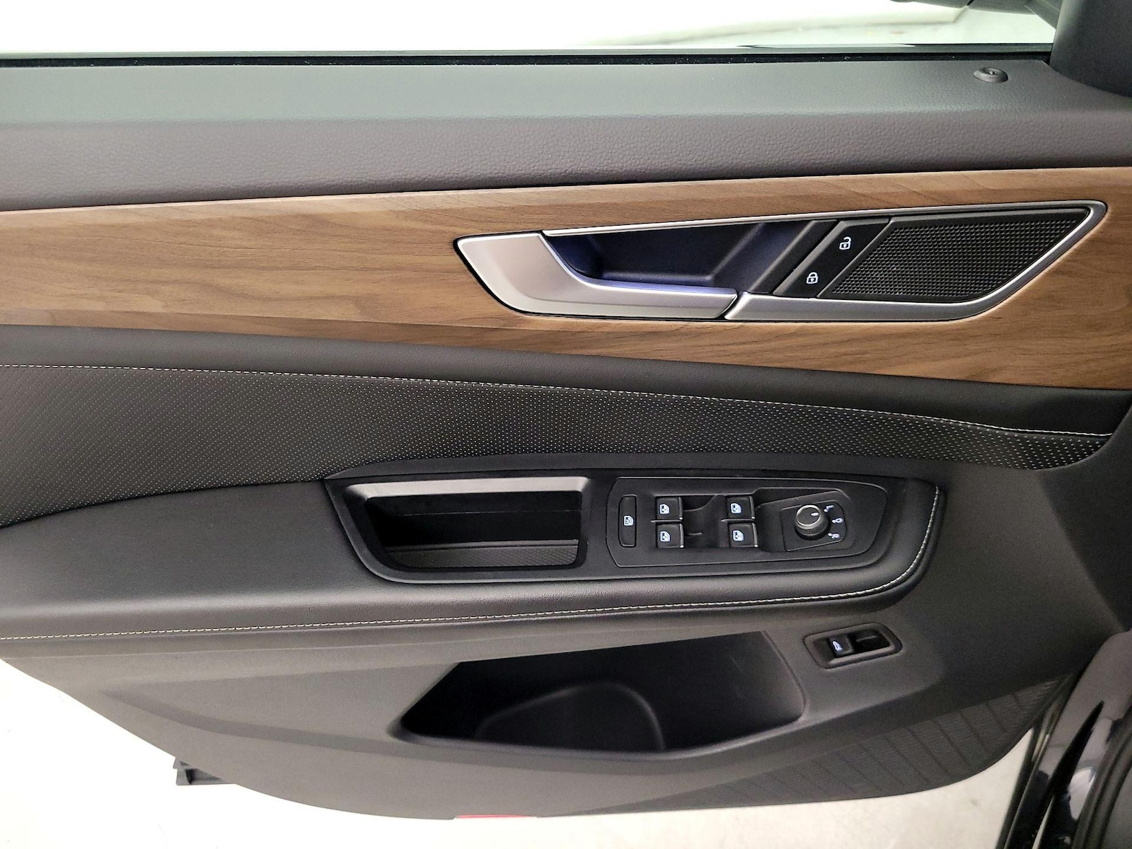 2024 Volkswagen Atlas SE w/Tech - Photo 13