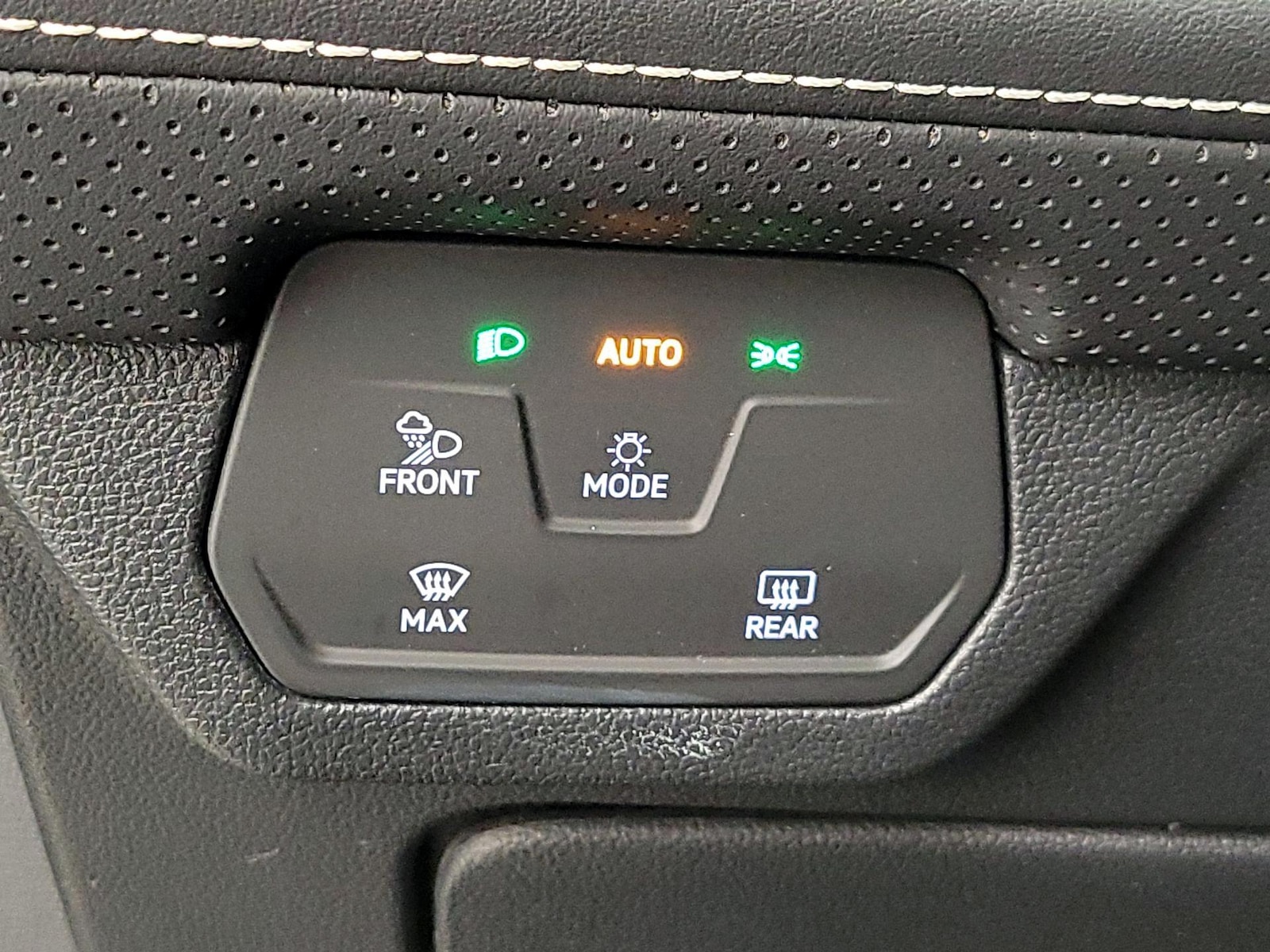 2024 Volkswagen Atlas SE w/Tech - Photo 14