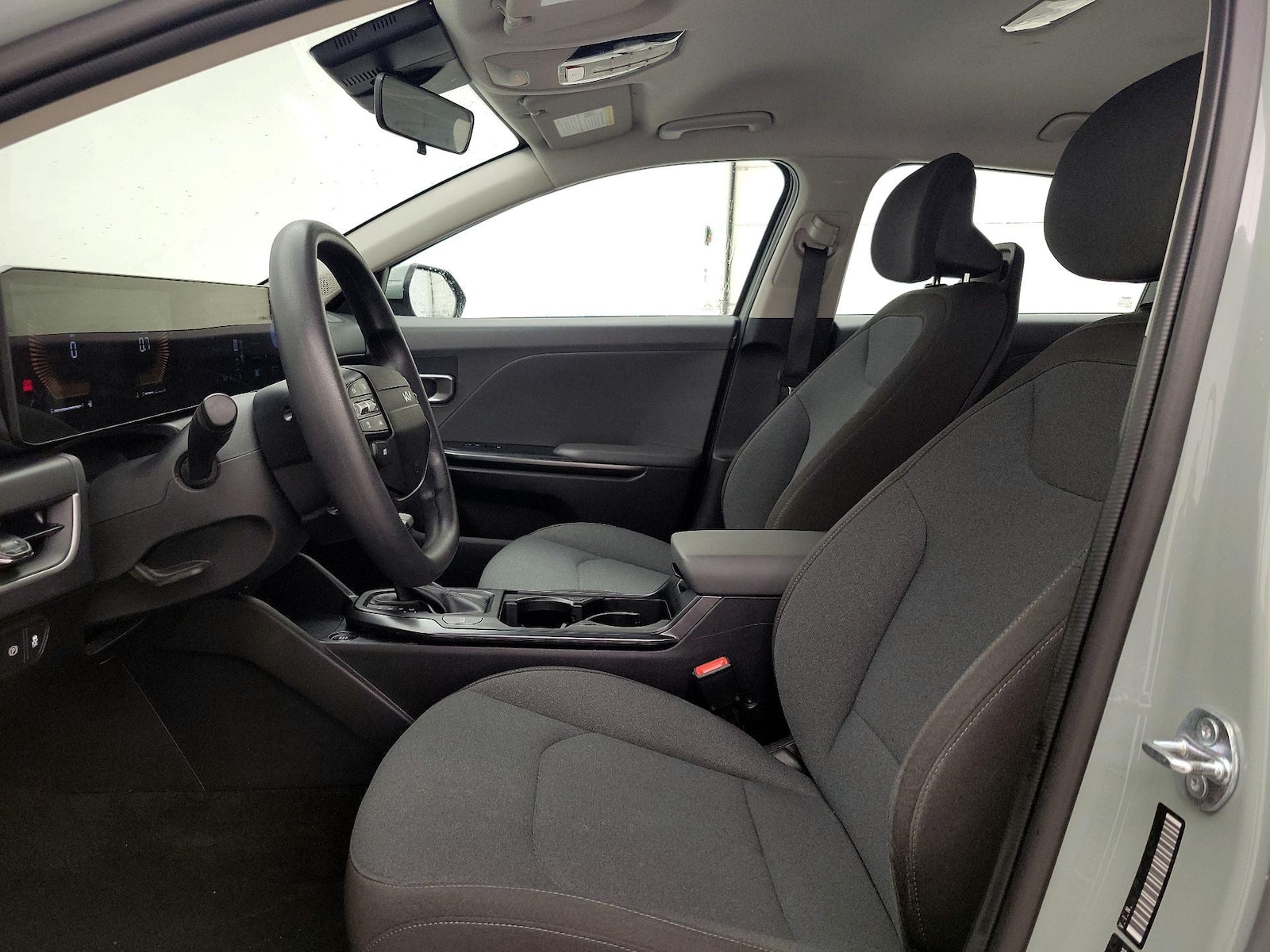 2025 Kia K4 LXS - Photo 12