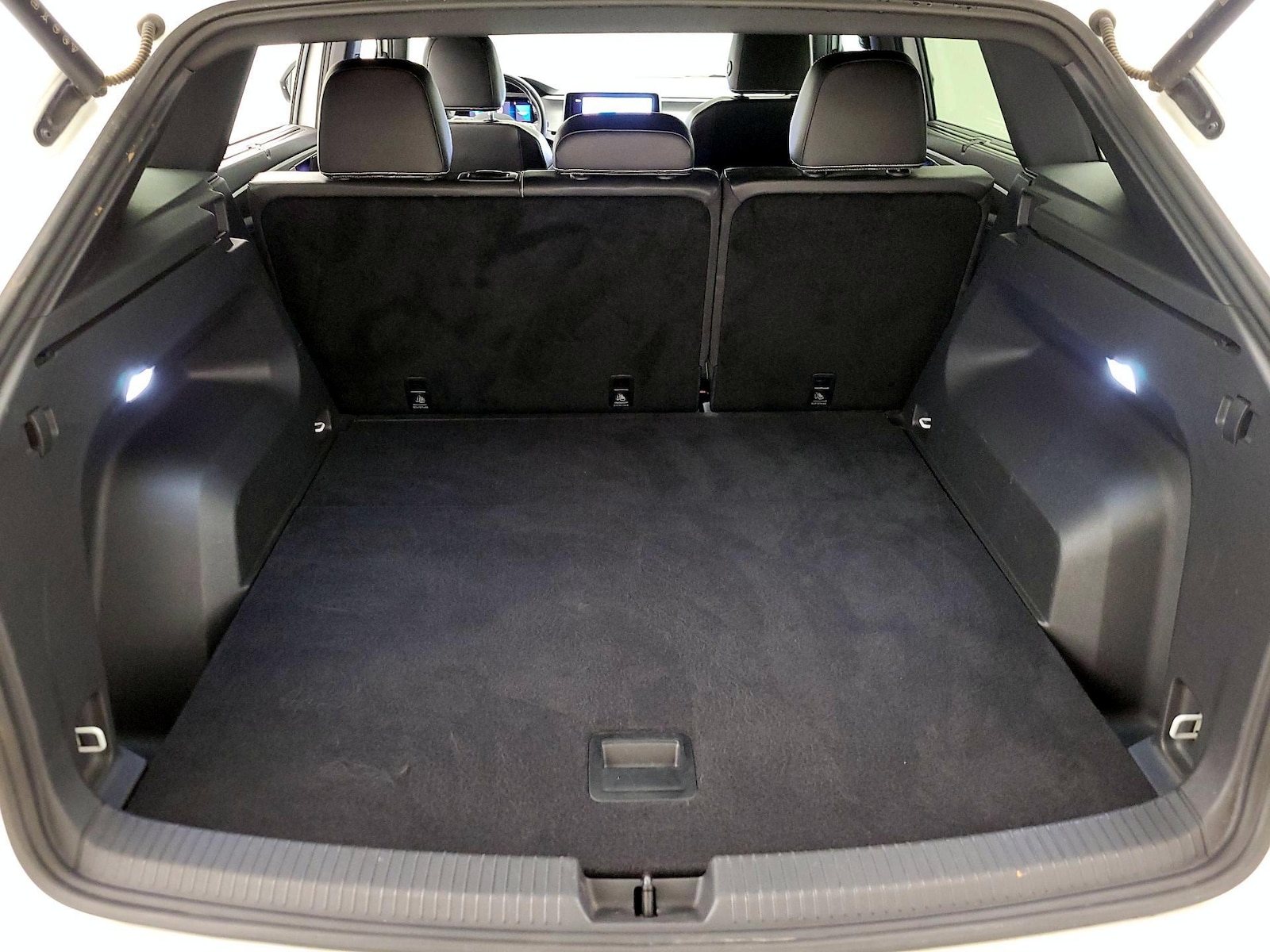 2025 Volkswagen Atlas Cross Sport SE w/Tech - Photo 21